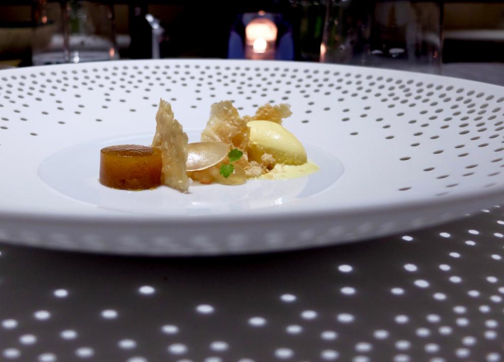 Galleria fotografica






La cena da Arnolfo negli scatti di Tanio Liotta. S’inizia con gli appetizer: Tartare di Chianina di Simone Fracassi (leggi anche: La crociata di Fracassi, re della Chianina), maionese vegana alle olive e olio in polvere









Fiore di zucca ripieno di ricotta, pomodoro candito









Biscotto ripieno di guancia di dentice con sesamo e spuma di peperone giallo









Buonissimo l’Uovo di quaglia in camicia, miglio croccante, maionese di barbabietola









Polpo arrosto, salsa di mango, salicornia, cialda di crostacei









Trovato da due anni ha eliminato dalla propria cucina le materie prime importante, celebra volentieri i grandi prodotti della Toscana. Nascono così piatti come il Pollo del Valdarno (di Laura Peri), pomodori secchi, patate novelle, tartufo









Storione bianco, capperi di Pantelleria, basilico









San Pietro, peperoni dolci, cipolle caramellate, quinoa croccante, foglia ostrica









Filetto d’agnello del Casentino, senape di Digione, fagiolini verdi, gel e semi di lavanda: squisito









Tortelli, ricotta di pecora, melanzane viola, peperoni rossi









Favolosi gli Agnolotti, gamberi rossi, zucchine, fiori di zucca fritti, caviale oscietra Calvisius









Cacciucco del mar Tirreno: pesci, crostacei e molluschi. La spugna è di nero di seppia









Dentice arrosto, limone, melanzane perline, aglio fermentato









Taglio di bistecca Chianina Igp Selezione Simone Fracassi, cipollotto fresco, rosmarino, polvere di extravergine d’oliva









Piccione di Laura Peri: petto, coscia croccante, rabarbaro, mandorle, scampo arrostito. Perfetto






