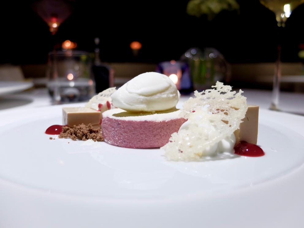 Galleria fotografica






La cena da Arnolfo negli scatti di Tanio Liotta. S’inizia con gli appetizer: Tartare di Chianina di Simone Fracassi (leggi anche: La crociata di Fracassi, re della Chianina), maionese vegana alle olive e olio in polvere









Fiore di zucca ripieno di ricotta, pomodoro candito









Biscotto ripieno di guancia di dentice con sesamo e spuma di peperone giallo









Buonissimo l’Uovo di quaglia in camicia, miglio croccante, maionese di barbabietola









Polpo arrosto, salsa di mango, salicornia, cialda di crostacei









Trovato da due anni ha eliminato dalla propria cucina le materie prime importante, celebra volentieri i grandi prodotti della Toscana. Nascono così piatti come il Pollo del Valdarno (di Laura Peri), pomodori secchi, patate novelle, tartufo









Storione bianco, capperi di Pantelleria, basilico









San Pietro, peperoni dolci, cipolle caramellate, quinoa croccante, foglia ostrica









Filetto d’agnello del Casentino, senape di Digione, fagiolini verdi, gel e semi di lavanda: squisito









Tortelli, ricotta di pecora, melanzane viola, peperoni rossi









Favolosi gli Agnolotti, gamberi rossi, zucchine, fiori di zucca fritti, caviale oscietra Calvisius









Cacciucco del mar Tirreno: pesci, crostacei e molluschi. La spugna è di nero di seppia









Dentice arrosto, limone, melanzane perline, aglio fermentato









Taglio di bistecca Chianina Igp Selezione Simone Fracassi, cipollotto fresco, rosmarino, polvere di extravergine d’oliva









Piccione di Laura Peri: petto, coscia croccante, rabarbaro, mandorle, scampo arrostito. Perfetto









Pesche bianche, bergamotto, moscato









Mascarpone, pistacchio, caffè









Albicocca, tè, sesamo






