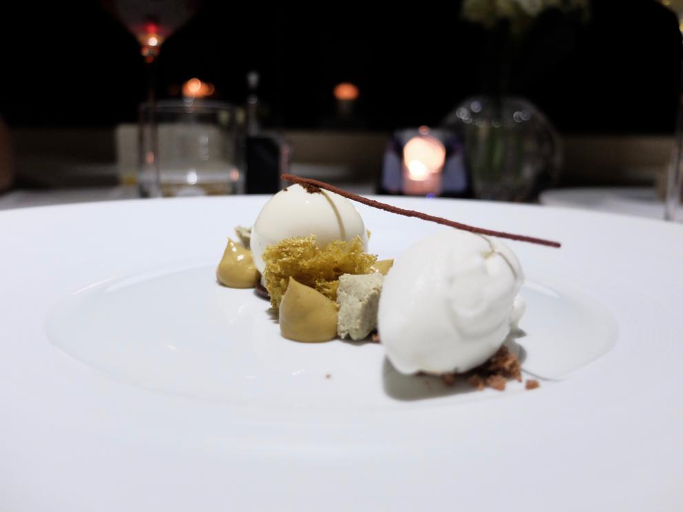 Galleria fotografica






La cena da Arnolfo negli scatti di Tanio Liotta. S’inizia con gli appetizer: Tartare di Chianina di Simone Fracassi (leggi anche: La crociata di Fracassi, re della Chianina), maionese vegana alle olive e olio in polvere









Fiore di zucca ripieno di ricotta, pomodoro candito









Biscotto ripieno di guancia di dentice con sesamo e spuma di peperone giallo









Buonissimo l’Uovo di quaglia in camicia, miglio croccante, maionese di barbabietola









Polpo arrosto, salsa di mango, salicornia, cialda di crostacei









Trovato da due anni ha eliminato dalla propria cucina le materie prime importante, celebra volentieri i grandi prodotti della Toscana. Nascono così piatti come il Pollo del Valdarno (di Laura Peri), pomodori secchi, patate novelle, tartufo









Storione bianco, capperi di Pantelleria, basilico









San Pietro, peperoni dolci, cipolle caramellate, quinoa croccante, foglia ostrica









Filetto d’agnello del Casentino, senape di Digione, fagiolini verdi, gel e semi di lavanda: squisito









Tortelli, ricotta di pecora, melanzane viola, peperoni rossi









Favolosi gli Agnolotti, gamberi rossi, zucchine, fiori di zucca fritti, caviale oscietra Calvisius









Cacciucco del mar Tirreno: pesci, crostacei e molluschi. La spugna è di nero di seppia









Dentice arrosto, limone, melanzane perline, aglio fermentato









Taglio di bistecca Chianina Igp Selezione Simone Fracassi, cipollotto fresco, rosmarino, polvere di extravergine d’oliva









Piccione di Laura Peri: petto, coscia croccante, rabarbaro, mandorle, scampo arrostito. Perfetto









Pesche bianche, bergamotto, moscato






