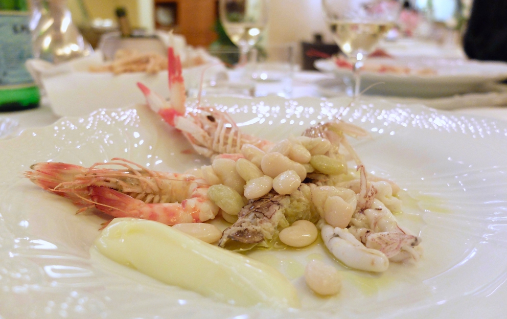 Galleria fotografica






Fotogallery della nostra cena Da Romano, qualche giorno fa. Gli scatti sono di Tanio Liotta. Si inizia con qualche fritto: sogliolina di Viareggio, gamberetti di fondale, calamaretti e fiori di zucca farciti con scampi









Carpaccio di scampo, maionese di pesca, limone salato, uva bianca, germogli di carote selvatiche, pomodoro cotto a bassa temperatura






