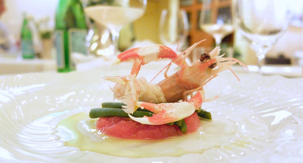 Galleria fotografica






Fotogallery della nostra cena Da Romano, qualche giorno fa. Gli scatti sono di Tanio Liotta. Si inizia con qualche fritto: sogliolina di Viareggio, gamberetti di fondale, calamaretti e fiori di zucca farciti con scampi









Carpaccio di scampo, maionese di pesca, limone salato, uva bianca, germogli di carote selvatiche, pomodoro cotto a bassa temperatura









Altro sempreverde: sogliole, triglie, sugarello, sparnocchi, gambero rosso, scampo e cicale di mare con fagioli schiaccioni di Pietrasanta






