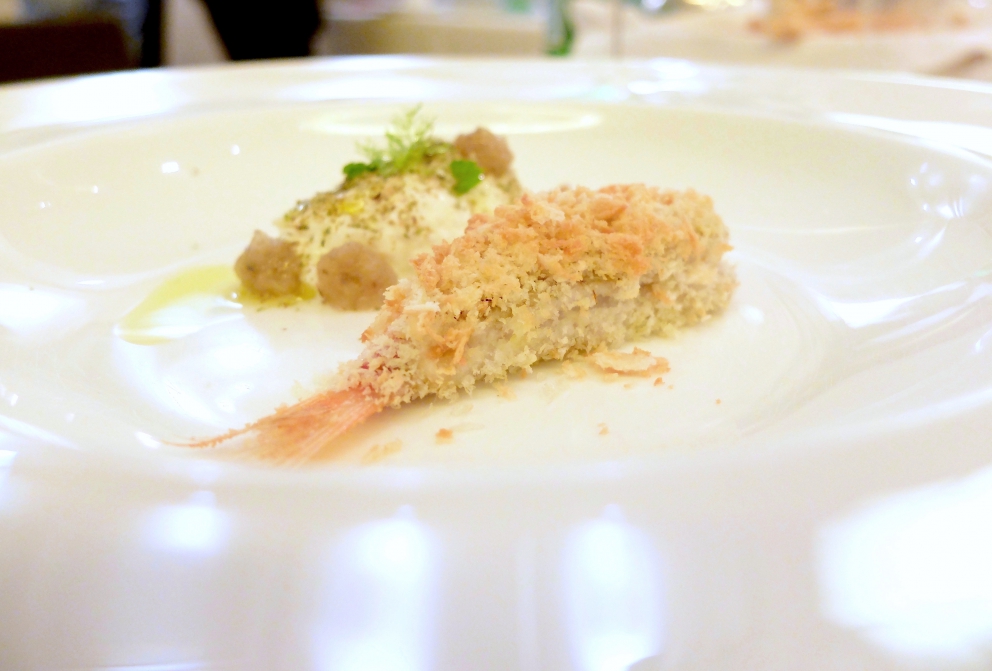 Galleria fotografica






Fotogallery della nostra cena Da Romano, qualche giorno fa. Gli scatti sono di Tanio Liotta. Si inizia con qualche fritto: sogliolina di Viareggio, gamberetti di fondale, calamaretti e fiori di zucca farciti con scampi









Carpaccio di scampo, maionese di pesca, limone salato, uva bianca, germogli di carote selvatiche, pomodoro cotto a bassa temperatura









Altro sempreverde: sogliole, triglie, sugarello, sparnocchi, gambero rosso, scampo e cicale di mare con fagioli schiaccioni di Pietrasanta









Scampo e fagiolini su letto di pomodoro









Sogliola, pomodoro e rucola (il pomodoro è in molte consistenze: come maionese, come composta, poi crudo e confit)






