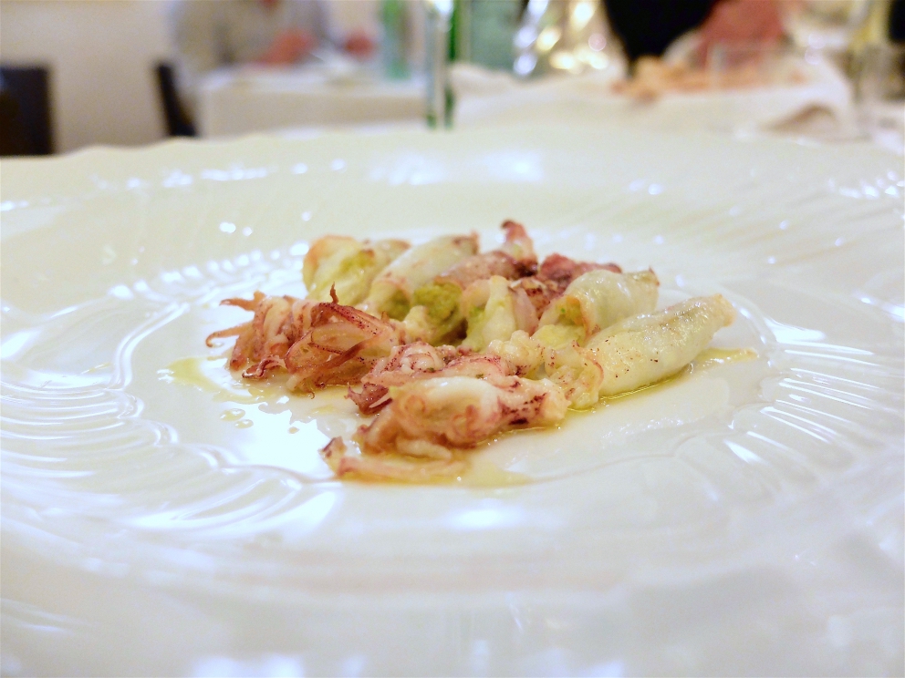 Galleria fotografica






Fotogallery della nostra cena Da Romano, qualche giorno fa. Gli scatti sono di Tanio Liotta. Si inizia con qualche fritto: sogliolina di Viareggio, gamberetti di fondale, calamaretti e fiori di zucca farciti con scampi









Carpaccio di scampo, maionese di pesca, limone salato, uva bianca, germogli di carote selvatiche, pomodoro cotto a bassa temperatura









Altro sempreverde: sogliole, triglie, sugarello, sparnocchi, gambero rosso, scampo e cicale di mare con fagioli schiaccioni di Pietrasanta









Scampo e fagiolini su letto di pomodoro









Sogliola, pomodoro e rucola (il pomodoro è in molte consistenze: come maionese, come composta, poi crudo e confit)









Triglia impanata col panko, stracciatella di bufala, origano e battuto di melanzane






