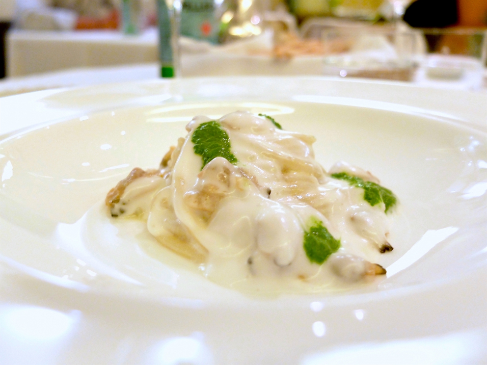 Galleria fotografica






Fotogallery della nostra cena Da Romano, qualche giorno fa. Gli scatti sono di Tanio Liotta. Si inizia con qualche fritto: sogliolina di Viareggio, gamberetti di fondale, calamaretti e fiori di zucca farciti con scampi









Carpaccio di scampo, maionese di pesca, limone salato, uva bianca, germogli di carote selvatiche, pomodoro cotto a bassa temperatura









Altro sempreverde: sogliole, triglie, sugarello, sparnocchi, gambero rosso, scampo e cicale di mare con fagioli schiaccioni di Pietrasanta









Scampo e fagiolini su letto di pomodoro









Sogliola, pomodoro e rucola (il pomodoro è in molte consistenze: come maionese, come composta, poi crudo e confit)









Triglia impanata col panko, stracciatella di bufala, origano e battuto di melanzane









Calamaretti ripieni di verdure e crostacei






