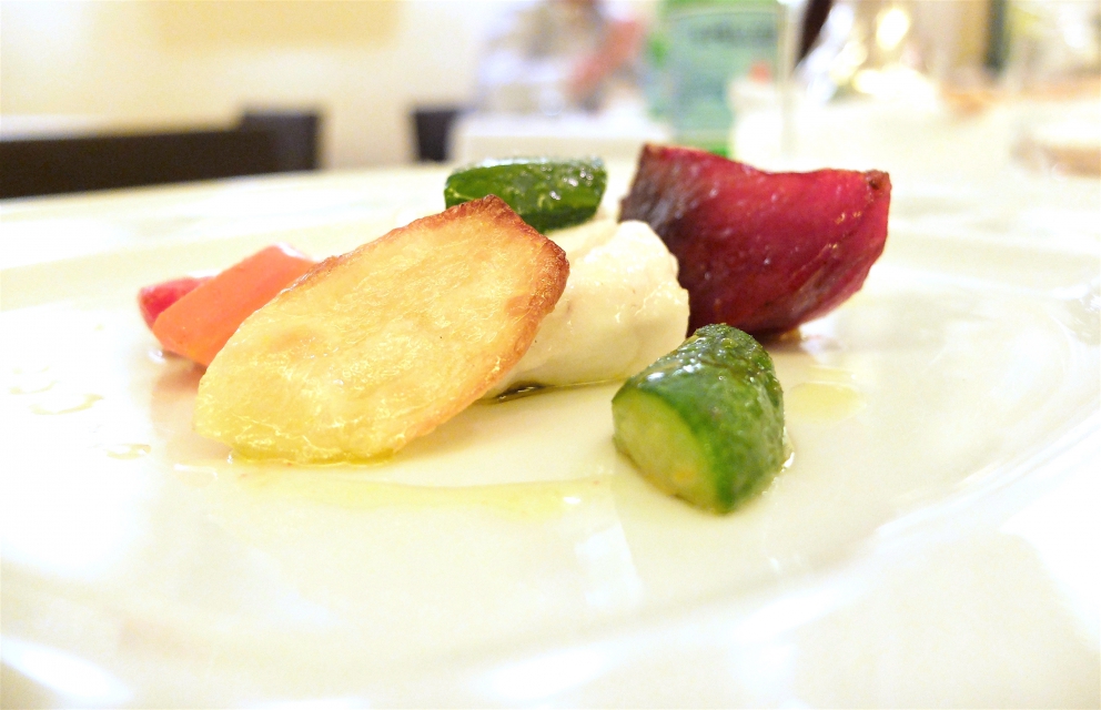 Galleria fotografica






Fotogallery della nostra cena Da Romano, qualche giorno fa. Gli scatti sono di Tanio Liotta. Si inizia con qualche fritto: sogliolina di Viareggio, gamberetti di fondale, calamaretti e fiori di zucca farciti con scampi









Carpaccio di scampo, maionese di pesca, limone salato, uva bianca, germogli di carote selvatiche, pomodoro cotto a bassa temperatura









Altro sempreverde: sogliole, triglie, sugarello, sparnocchi, gambero rosso, scampo e cicale di mare con fagioli schiaccioni di Pietrasanta









Scampo e fagiolini su letto di pomodoro









Sogliola, pomodoro e rucola (il pomodoro è in molte consistenze: come maionese, come composta, poi crudo e confit)









Triglia impanata col panko, stracciatella di bufala, origano e battuto di melanzane









Calamaretti ripieni di verdure e crostacei









Linguine alle vongole 3.0 (la prima versione era una linguina classica, nella seconda la pasta cuoceva nell'acqua delle vongole, in questa l'acqua stessa viene montata a maionese con l'olio e poi c'è il prezzemolo in crema)









Risotto Acquerello con cicale, scampi, gamberi rossi, sparnocchi, polvere di crostacei e il suo ristretto






