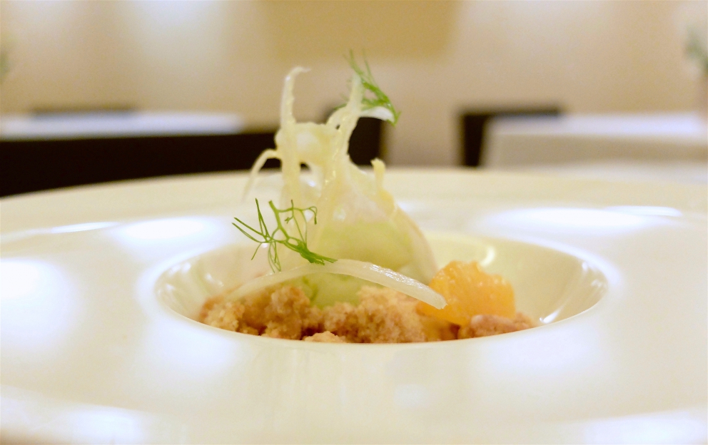 Galleria fotografica






Fotogallery della nostra cena Da Romano, qualche giorno fa. Gli scatti sono di Tanio Liotta. Si inizia con qualche fritto: sogliolina di Viareggio, gamberetti di fondale, calamaretti e fiori di zucca farciti con scampi









Carpaccio di scampo, maionese di pesca, limone salato, uva bianca, germogli di carote selvatiche, pomodoro cotto a bassa temperatura









Altro sempreverde: sogliole, triglie, sugarello, sparnocchi, gambero rosso, scampo e cicale di mare con fagioli schiaccioni di Pietrasanta









Scampo e fagiolini su letto di pomodoro









Sogliola, pomodoro e rucola (il pomodoro è in molte consistenze: come maionese, come composta, poi crudo e confit)









Triglia impanata col panko, stracciatella di bufala, origano e battuto di melanzane









Calamaretti ripieni di verdure e crostacei









Linguine alle vongole 3.0 (la prima versione era una linguina classica, nella seconda la pasta cuoceva nell'acqua delle vongole, in questa l'acqua stessa viene montata a maionese con l'olio e poi c'è il prezzemolo in crema)









Risotto Acquerello con cicale, scampi, gamberi rossi, sparnocchi, polvere di crostacei e il suo ristretto









Ombrina di fondale e verdure






