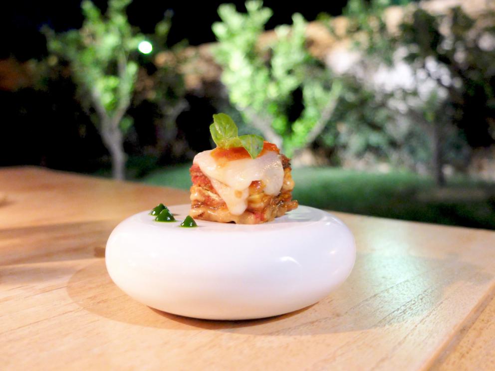 Galleria fotografica






La nostra cena al Pietramare negli scatti di Tanio Liotta. Qui gli appetizer: il finto pomodoro (che nasconde una succulenta tartare di alalunga), il crostino con sardella, 'nduja e cipolla rossa di Tropea, il pane fritto con cupola di ragù di polpo, l'altro crostino con crema di patate ai capperi e astice. S'inizia benissimo...






