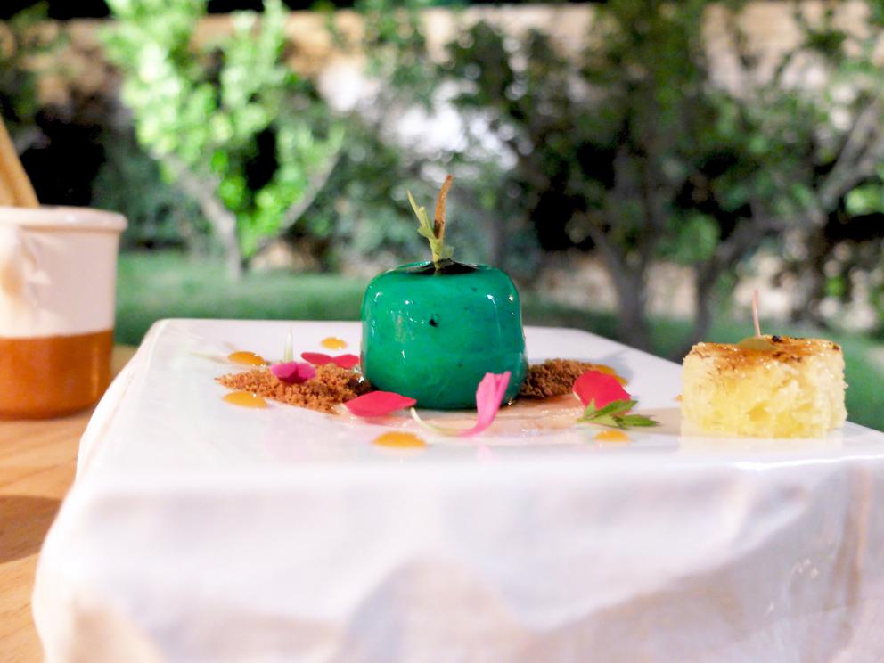Galleria fotografica






La nostra cena al Pietramare negli scatti di Tanio Liotta. Qui gli appetizer: il finto pomodoro (che nasconde una succulenta tartare di alalunga), il crostino con sardella, 'nduja e cipolla rossa di Tropea, il pane fritto con cupola di ragù di polpo, l'altro crostino con crema di patate ai capperi e astice. S'inizia benissimo...









La Parmigiana di melanzane







