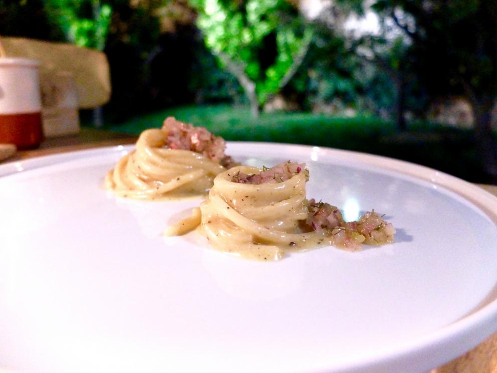Galleria fotografica






La nostra cena al Pietramare negli scatti di Tanio Liotta. Qui gli appetizer: il finto pomodoro (che nasconde una succulenta tartare di alalunga), il crostino con sardella, 'nduja e cipolla rossa di Tropea, il pane fritto con cupola di ragù di polpo, l'altro crostino con crema di patate ai capperi e astice. S'inizia benissimo...









La Parmigiana di melanzane









Foie gras, succo di mela e pan brioche: piatto non bellissimo, ma buonissimo. La finta mela di foie gras è rivestita di clorofilla, poi gamberi rossi di Capo Rizzuto, polvere di crostacei, sidro di mele ridotto









Sgombro marinato agli agrumi, laccato con miele e aceto, spuma di pinoli e verdure fresche di campo. Alta classe









Dei tagliolini abbiamo già detto...







