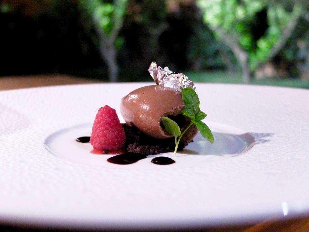 Galleria fotografica






La nostra cena al Pietramare negli scatti di Tanio Liotta. Qui gli appetizer: il finto pomodoro (che nasconde una succulenta tartare di alalunga), il crostino con sardella, 'nduja e cipolla rossa di Tropea, il pane fritto con cupola di ragù di polpo, l'altro crostino con crema di patate ai capperi e astice. S'inizia benissimo...









La Parmigiana di melanzane









Foie gras, succo di mela e pan brioche: piatto non bellissimo, ma buonissimo. La finta mela di foie gras è rivestita di clorofilla, poi gamberi rossi di Capo Rizzuto, polvere di crostacei, sidro di mele ridotto









Sgombro marinato agli agrumi, laccato con miele e aceto, spuma di pinoli e verdure fresche di campo. Alta classe









Dei tagliolini abbiamo già detto...









...e anche degli spaghettoni. «Un giorno vado al porto e un pescatore mi porta una triglia del golfo di Squillace. Fantastica, tutti la cucinano intera, io ne faccio un ragù crudo»









Capesante scottate, spugnole, fiore di zucchina, salsa di piselli, ragnatela di nero di seppia, aria di carote









Agnello del Marchesato, albicocche, asparagi, caviale di melanzane affumicate, salsa alle ciliegie. Ottima la costoletta, rivedibile il rollé di coscia stracotta e sfilacciata






