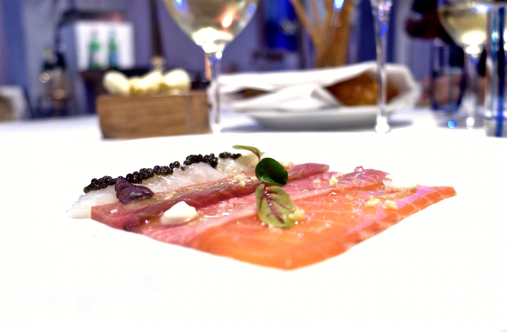 Galleria fotografica






Appetizer: Marshmellow di cavolfiore e Sfera al Campari (fotogallery di Tanio Liotta)









Capesanta, latte di cocco e kefir






