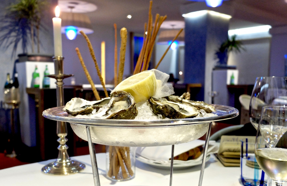 Galleria fotografica






Appetizer: Marshmellow di cavolfiore e Sfera al Campari (fotogallery di Tanio Liotta)









Capesanta, latte di cocco e kefir









Scampo sporco, marinata di tonno rosso del Mediterraneo, ricciola e salmone pescato






