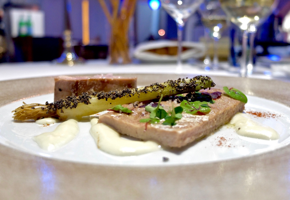 Galleria fotografica






Appetizer: Marshmellow di cavolfiore e Sfera al Campari (fotogallery di Tanio Liotta)









Capesanta, latte di cocco e kefir









Scampo sporco, marinata di tonno rosso del Mediterraneo, ricciola e salmone pescato









Ostriche Fines De Claire Marennes e Spéciale






