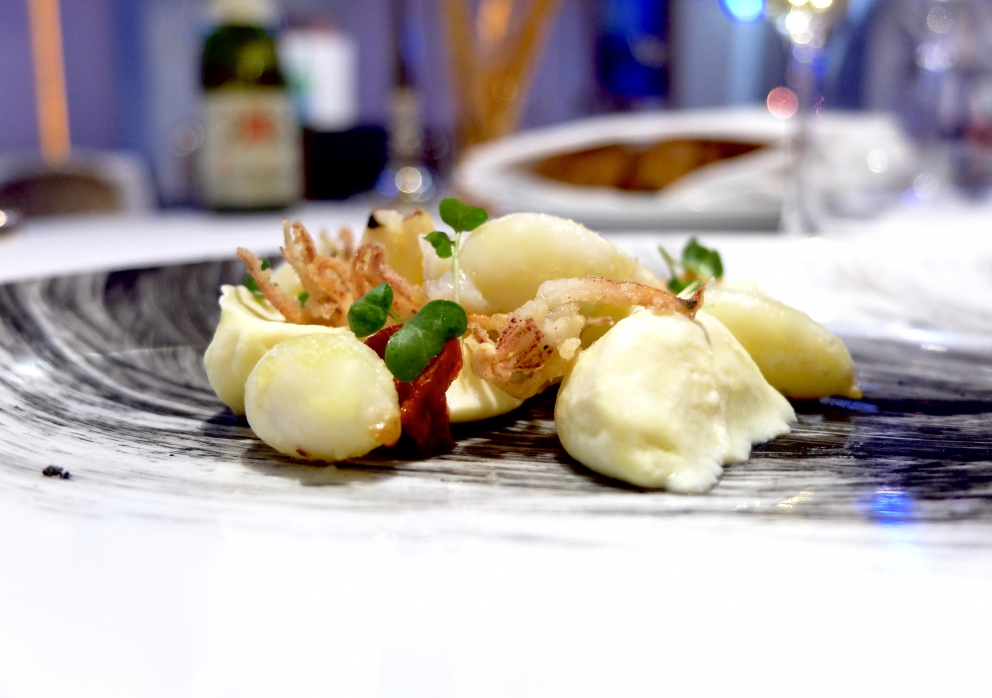 Galleria fotografica






Appetizer: Marshmellow di cavolfiore e Sfera al Campari (fotogallery di Tanio Liotta)









Capesanta, latte di cocco e kefir









Scampo sporco, marinata di tonno rosso del Mediterraneo, ricciola e salmone pescato









Ostriche Fines De Claire Marennes e Spéciale









Ventresca di ricciola grigliata, spuma di patate, pimenton piccante e porri 









Triglia, gel di pinoli, capperi fritti, pomodorini e nettare di bergamotto






