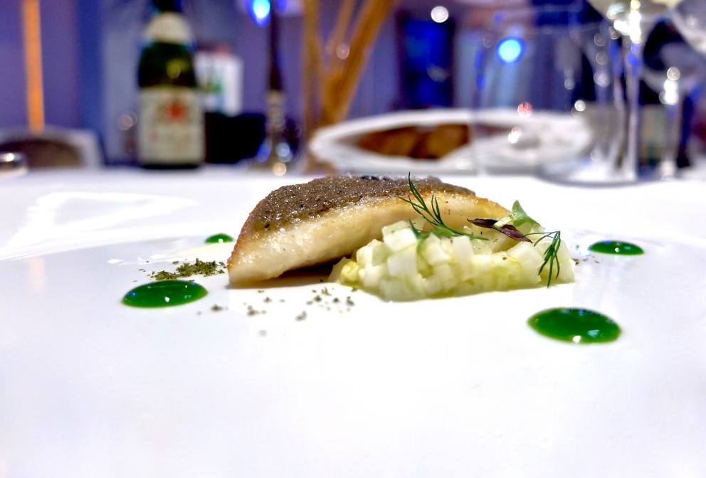 Galleria fotografica






Appetizer: Marshmellow di cavolfiore e Sfera al Campari (fotogallery di Tanio Liotta)









Capesanta, latte di cocco e kefir









Scampo sporco, marinata di tonno rosso del Mediterraneo, ricciola e salmone pescato









Ostriche Fines De Claire Marennes e Spéciale









Ventresca di ricciola grigliata, spuma di patate, pimenton piccante e porri 









Triglia, gel di pinoli, capperi fritti, pomodorini e nettare di bergamotto









Calamaretti spillo ripieni di patata e ciuffetti fritti






