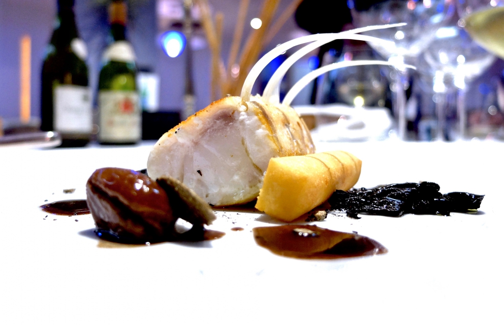 Galleria fotografica






Appetizer: Marshmellow di cavolfiore e Sfera al Campari (fotogallery di Tanio Liotta)









Capesanta, latte di cocco e kefir









Scampo sporco, marinata di tonno rosso del Mediterraneo, ricciola e salmone pescato









Ostriche Fines De Claire Marennes e Spéciale









Ventresca di ricciola grigliata, spuma di patate, pimenton piccante e porri 









Triglia, gel di pinoli, capperi fritti, pomodorini e nettare di bergamotto









Calamaretti spillo ripieni di patata e ciuffetti fritti









Filetto di San Pietro con crema d’aneto, salsa di mandorle amare, cipolla e finocchio






