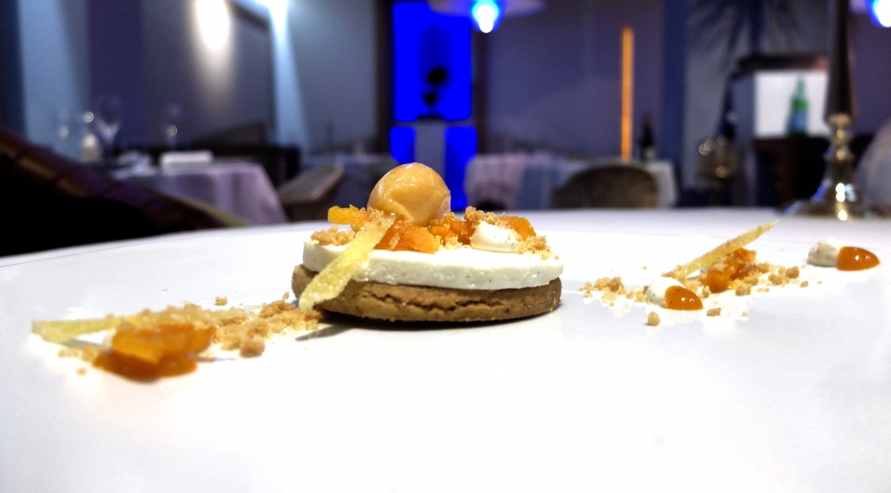 Galleria fotografica






Appetizer: Marshmellow di cavolfiore e Sfera al Campari (fotogallery di Tanio Liotta)









Capesanta, latte di cocco e kefir









Scampo sporco, marinata di tonno rosso del Mediterraneo, ricciola e salmone pescato









Ostriche Fines De Claire Marennes e Spéciale









Ventresca di ricciola grigliata, spuma di patate, pimenton piccante e porri 









Triglia, gel di pinoli, capperi fritti, pomodorini e nettare di bergamotto









Calamaretti spillo ripieni di patata e ciuffetti fritti









Filetto di San Pietro con crema d’aneto, salsa di mandorle amare, cipolla e finocchio









Branzino, panissa fritta, castagne glassate, lamelle di tartufo estivo di Trento, trombette da morto e fondo bruno






