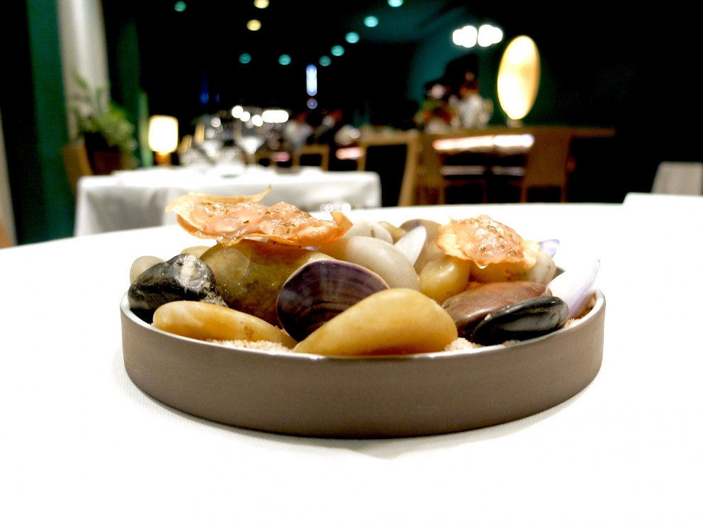 Galleria fotografica






Pane burro e alici, : il primo appetizer di una cena di gran livello, da Yoji Tokuyoshi. La fotogallery è di Tanio Liotta






