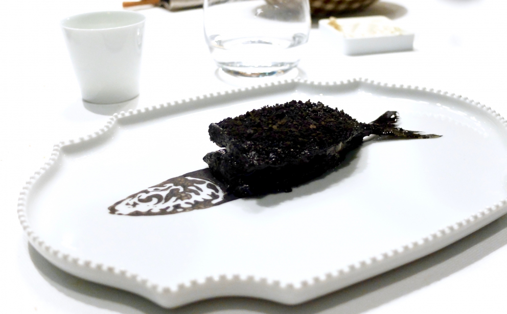 Galleria fotografica






Pane burro e alici, : il primo appetizer di una cena di gran livello, da Yoji Tokuyoshi. La fotogallery è di Tanio Liotta









Pastinaca fritta, trota salmonata









Piadina con burrata, riccio di mare e salsa di plancton






