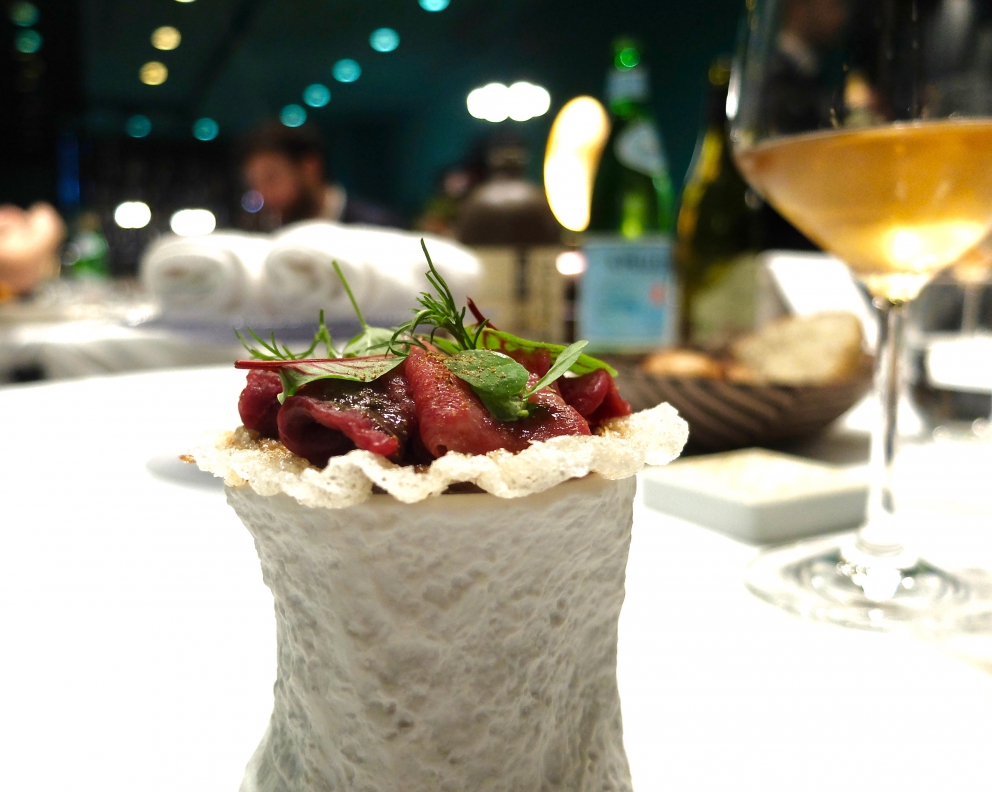 Galleria fotografica






Pane burro e alici, : il primo appetizer di una cena di gran livello, da Yoji Tokuyoshi. La fotogallery è di Tanio Liotta









Pastinaca fritta, trota salmonata









Piadina con burrata, riccio di mare e salsa di plancton









Sgombro “Gyotaku”









Anguilla laccata all’aceto balsamico di Modena, salsa di carpione, polvere di verdure disidratate









Omaggio a Noto









Fake risotto alla milanese






