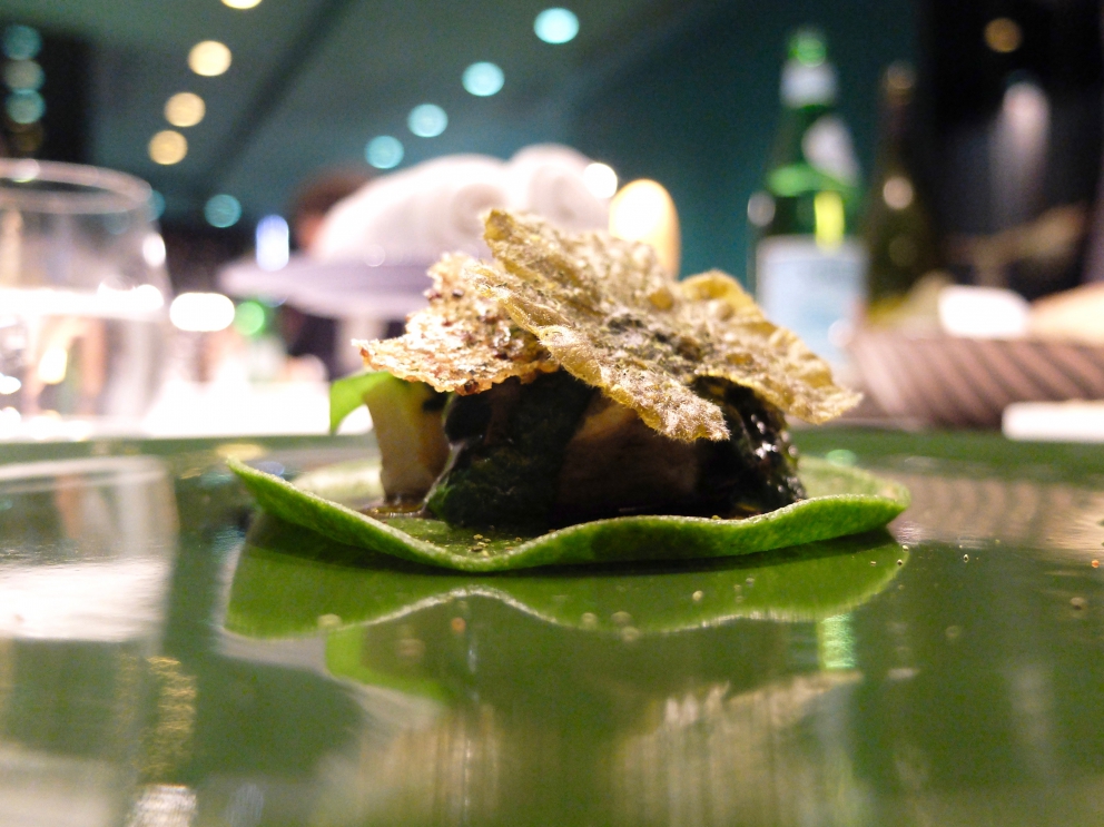 Galleria fotografica






Pane burro e alici, : il primo appetizer di una cena di gran livello, da Yoji Tokuyoshi. La fotogallery è di Tanio Liotta









Pastinaca fritta, trota salmonata









Piadina con burrata, riccio di mare e salsa di plancton









Sgombro “Gyotaku”









Anguilla laccata all’aceto balsamico di Modena, salsa di carpione, polvere di verdure disidratate









Omaggio a Noto









Fake risotto alla milanese









Chips di cipolla con cervo dell’Appennino tosco-emiliano e wagyu di Totori






