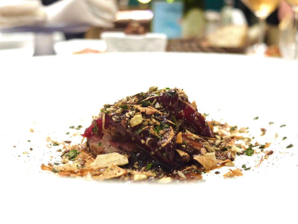 Galleria fotografica






Pane burro e alici, : il primo appetizer di una cena di gran livello, da Yoji Tokuyoshi. La fotogallery è di Tanio Liotta









Pastinaca fritta, trota salmonata









Piadina con burrata, riccio di mare e salsa di plancton









Sgombro “Gyotaku”









Anguilla laccata all’aceto balsamico di Modena, salsa di carpione, polvere di verdure disidratate









Omaggio a Noto









Fake risotto alla milanese









Chips di cipolla con cervo dell’Appennino tosco-emiliano e wagyu di Totori









Maialino da latte coperto di foglie disidratate con foglie di pane aromatizzato agli spinaci 






