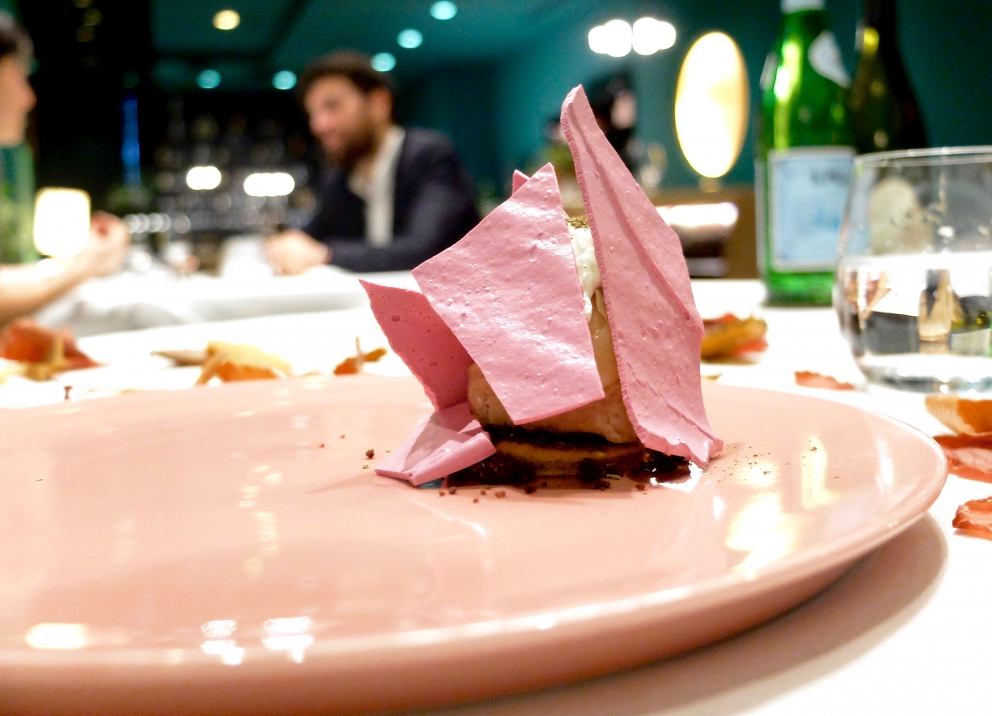 Galleria fotografica






Pane burro e alici, : il primo appetizer di una cena di gran livello, da Yoji Tokuyoshi. La fotogallery è di Tanio Liotta









Pastinaca fritta, trota salmonata









Piadina con burrata, riccio di mare e salsa di plancton









Sgombro “Gyotaku”









Anguilla laccata all’aceto balsamico di Modena, salsa di carpione, polvere di verdure disidratate









Omaggio a Noto









Fake risotto alla milanese









Chips di cipolla con cervo dell’Appennino tosco-emiliano e wagyu di Totori









Maialino da latte coperto di foglie disidratate con foglie di pane aromatizzato agli spinaci 









Anatra invernale con furikake, il suo ristretto, rapa rossa cotta alla griglia, scorzonera, il fegatino con chips di cacao croccante









Panna cotta al sapore di melanzana, con granita di limone e squaquerone grattugiato






