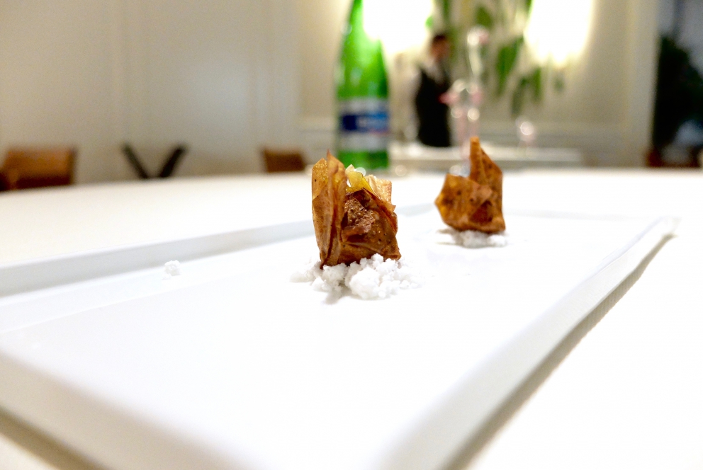 Galleria fotografica






Cannolo di erbe fritto con cavolo nero, sopra una gelatina di carpione (fotogallery di Tanio Liotta)









Melanzana moderna, cotta al forno intera, poi ricomposta. Con foglia di tetragona






