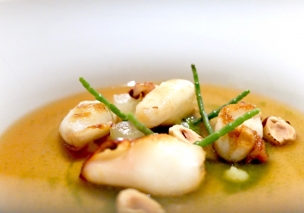 Galleria fotografica






Cannolo di erbe fritto con cavolo nero, sopra una gelatina di carpione (fotogallery di Tanio Liotta)









Melanzana moderna, cotta al forno intera, poi ricomposta. Con foglia di tetragona









Caramella di cipolla, mango e fegato grasso. La cipolla viene seccata per ricavarne un velo, poi messa sulla teglia e completata col ripieno. «E' la tecnica dei brigidini», racconta Bartolini, scusate la rima. Tipici di Lamporecchio, lui è di Larciano, 6 km scarsi di distanza









Patata soffice, uovo e uova









Okra fritta con calamaretto e shiso verde









Gamberi di Santa Margherita in due passaggi...









...con Illusione di mandorle siciliane









Ventresca di tonno e dintorni...






