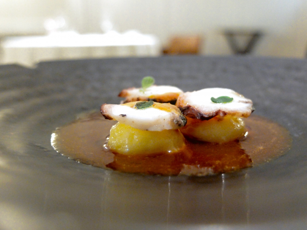 Galleria fotografica






Cannolo di erbe fritto con cavolo nero, sopra una gelatina di carpione (fotogallery di Tanio Liotta)









Melanzana moderna, cotta al forno intera, poi ricomposta. Con foglia di tetragona









Caramella di cipolla, mango e fegato grasso. La cipolla viene seccata per ricavarne un velo, poi messa sulla teglia e completata col ripieno. «E' la tecnica dei brigidini», racconta Bartolini, scusate la rima. Tipici di Lamporecchio, lui è di Larciano, 6 km scarsi di distanza









Patata soffice, uovo e uova









Okra fritta con calamaretto e shiso verde









Gamberi di Santa Margherita in due passaggi...









...con Illusione di mandorle siciliane









Ventresca di tonno e dintorni...









...con Calamaretti in brodo, mela verde e salicornia









Carpaccio di capesante, nocciole piemontesi, topinambur e limone arrostito









Lumache della Lomellina alla salvia e pepe verde "utirancotta Maricha"









Ravioli di arachidi toscane, ricci di mare e ristretto di pollo ruspante






