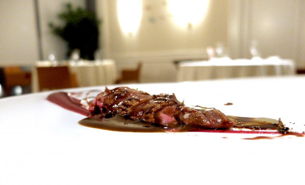 Galleria fotografica






Cannolo di erbe fritto con cavolo nero, sopra una gelatina di carpione (fotogallery di Tanio Liotta)









Melanzana moderna, cotta al forno intera, poi ricomposta. Con foglia di tetragona









Caramella di cipolla, mango e fegato grasso. La cipolla viene seccata per ricavarne un velo, poi messa sulla teglia e completata col ripieno. «E' la tecnica dei brigidini», racconta Bartolini, scusate la rima. Tipici di Lamporecchio, lui è di Larciano, 6 km scarsi di distanza









Patata soffice, uovo e uova









Okra fritta con calamaretto e shiso verde









Gamberi di Santa Margherita in due passaggi...









...con Illusione di mandorle siciliane









Ventresca di tonno e dintorni...









...con Calamaretti in brodo, mela verde e salicornia









Carpaccio di capesante, nocciole piemontesi, topinambur e limone arrostito









Lumache della Lomellina alla salvia e pepe verde "utirancotta Maricha"









Ravioli di arachidi toscane, ricci di mare e ristretto di pollo ruspante









Bottoni di olio e lime con salsa di caciucco









Risotto Arlecchino






