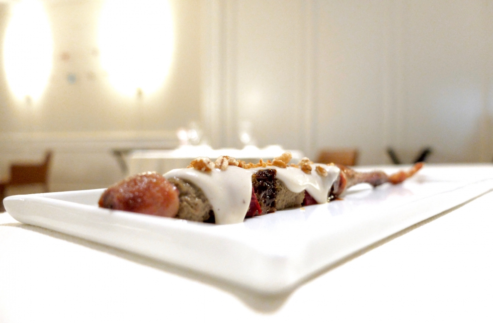 Galleria fotografica






Cannolo di erbe fritto con cavolo nero, sopra una gelatina di carpione (fotogallery di Tanio Liotta)









Melanzana moderna, cotta al forno intera, poi ricomposta. Con foglia di tetragona









Caramella di cipolla, mango e fegato grasso. La cipolla viene seccata per ricavarne un velo, poi messa sulla teglia e completata col ripieno. «E' la tecnica dei brigidini», racconta Bartolini, scusate la rima. Tipici di Lamporecchio, lui è di Larciano, 6 km scarsi di distanza









Patata soffice, uovo e uova









Okra fritta con calamaretto e shiso verde









Gamberi di Santa Margherita in due passaggi...









...con Illusione di mandorle siciliane









Ventresca di tonno e dintorni...









...con Calamaretti in brodo, mela verde e salicornia









Carpaccio di capesante, nocciole piemontesi, topinambur e limone arrostito









Lumache della Lomellina alla salvia e pepe verde "utirancotta Maricha"









Ravioli di arachidi toscane, ricci di mare e ristretto di pollo ruspante









Bottoni di olio e lime con salsa di caciucco









Risotto Arlecchino









Inizia il concerto del piccione: prima il suo petto con tre salse (di capperi, di uva americana, di fegatini, poi il fondo del piccione stesso), quasi tre portate in una. Poi, non in foto, il filetto praticamente a crudo






