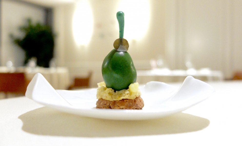 Galleria fotografica






Cannolo di erbe fritto con cavolo nero, sopra una gelatina di carpione (fotogallery di Tanio Liotta)









Melanzana moderna, cotta al forno intera, poi ricomposta. Con foglia di tetragona









Caramella di cipolla, mango e fegato grasso. La cipolla viene seccata per ricavarne un velo, poi messa sulla teglia e completata col ripieno. «E' la tecnica dei brigidini», racconta Bartolini, scusate la rima. Tipici di Lamporecchio, lui è di Larciano, 6 km scarsi di distanza









Patata soffice, uovo e uova









Okra fritta con calamaretto e shiso verde









Gamberi di Santa Margherita in due passaggi...









...con Illusione di mandorle siciliane









Ventresca di tonno e dintorni...









...con Calamaretti in brodo, mela verde e salicornia









Carpaccio di capesante, nocciole piemontesi, topinambur e limone arrostito









Lumache della Lomellina alla salvia e pepe verde "utirancotta Maricha"









Ravioli di arachidi toscane, ricci di mare e ristretto di pollo ruspante









Bottoni di olio e lime con salsa di caciucco









Risotto Arlecchino









Inizia il concerto del piccione: prima il suo petto con tre salse (di capperi, di uva americana, di fegatini, poi il fondo del piccione stesso), quasi tre portate in una. Poi, non in foto, il filetto praticamente a crudo









Ancora piccione, apoteosi: Coscia del piccione, rabarbaro, paté di fegatini e salsa di cereali e cioccolato bianco






