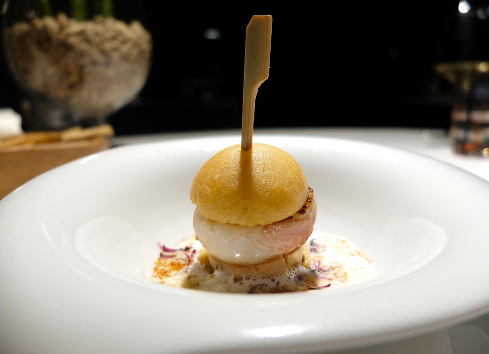 Galleria fotografica






Il celebre Rossini di Fasolato: fragole, spuma di prosecco e gambero in tempura. La fotogallery è firmata Tanio Liotta









Mojito di scampi, cetriolo, gel di gin Hendrick's e spruzzata dello stesso gin









Ossobuco di calamaro, salsa gremolada, rösti di patate, gelato di risotto allo zafferano






