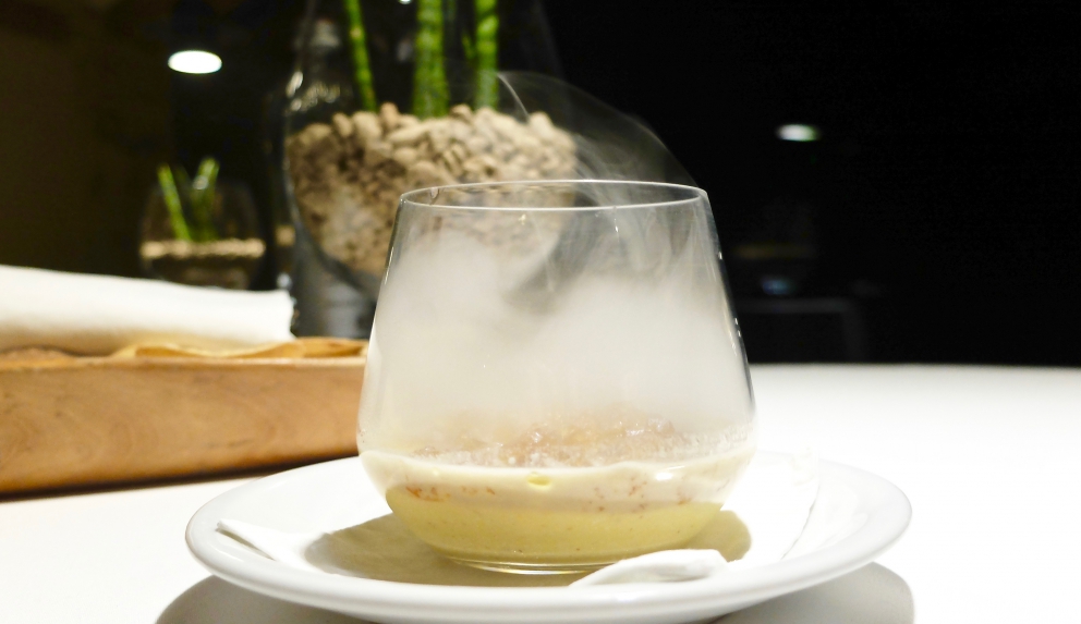 Galleria fotografica






Il celebre Rossini di Fasolato: fragole, spuma di prosecco e gambero in tempura. La fotogallery è firmata Tanio Liotta









Mojito di scampi, cetriolo, gel di gin Hendrick's e spruzzata dello stesso gin









Ossobuco di calamaro, salsa gremolada, rösti di patate, gelato di risotto allo zafferano









Piatto-favola: Hamburger di capesanta e fegato grasso, krapfen di patate, cavolfiore









Fagottino di manzo ripieno di panzanella, tartufo del Tretto, pompelmo, ravanelli e salsa di finocchio






