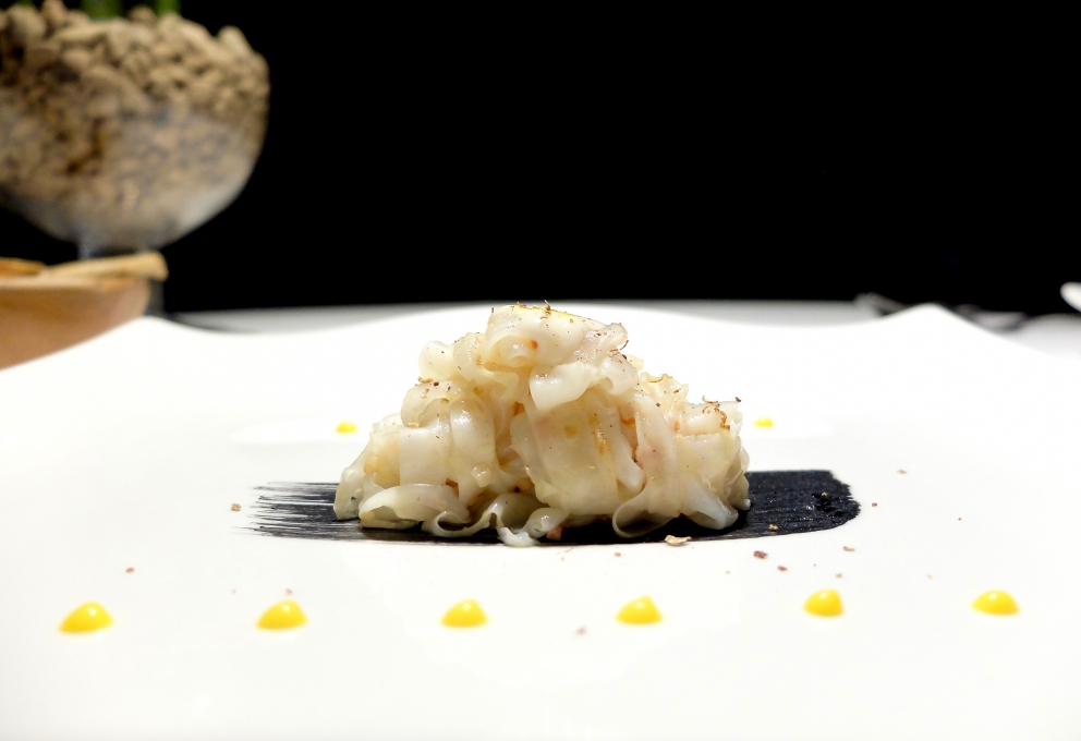 Galleria fotografica






Il celebre Rossini di Fasolato: fragole, spuma di prosecco e gambero in tempura. La fotogallery è firmata Tanio Liotta









Mojito di scampi, cetriolo, gel di gin Hendrick's e spruzzata dello stesso gin









Ossobuco di calamaro, salsa gremolada, rösti di patate, gelato di risotto allo zafferano









Piatto-favola: Hamburger di capesanta e fegato grasso, krapfen di patate, cavolfiore









Fagottino di manzo ripieno di panzanella, tartufo del Tretto, pompelmo, ravanelli e salsa di finocchio









Mare Pianura e Montagna: un'ostrica (il mare) immersa nella polenta e affettato di cervo (la montagna), nel fumo aromatico (la nebbia della pianura)






