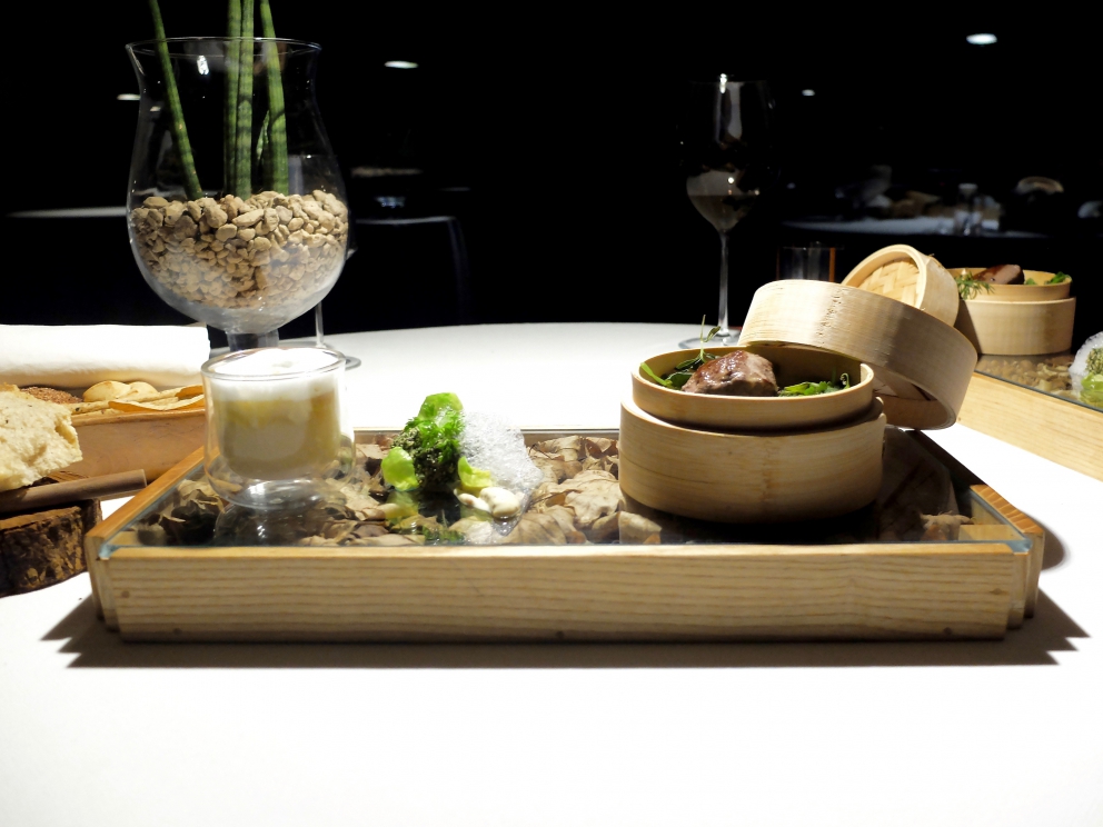 Galleria fotografica






Il celebre Rossini di Fasolato: fragole, spuma di prosecco e gambero in tempura. La fotogallery è firmata Tanio Liotta









Mojito di scampi, cetriolo, gel di gin Hendrick's e spruzzata dello stesso gin









Ossobuco di calamaro, salsa gremolada, rösti di patate, gelato di risotto allo zafferano









Piatto-favola: Hamburger di capesanta e fegato grasso, krapfen di patate, cavolfiore









Fagottino di manzo ripieno di panzanella, tartufo del Tretto, pompelmo, ravanelli e salsa di finocchio









Mare Pianura e Montagna: un'ostrica (il mare) immersa nella polenta e affettato di cervo (la montagna), nel fumo aromatico (la nebbia della pianura)









Un classicissimo: Fettuccine di seppia alla carbonara






