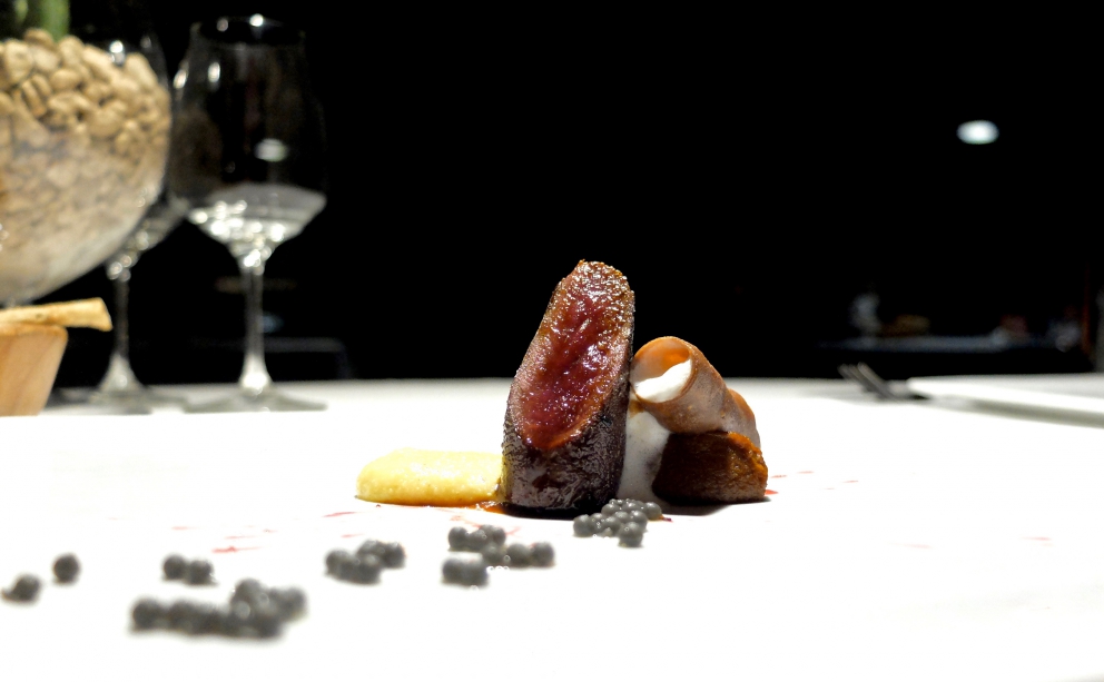 Galleria fotografica






Il celebre Rossini di Fasolato: fragole, spuma di prosecco e gambero in tempura. La fotogallery è firmata Tanio Liotta









Mojito di scampi, cetriolo, gel di gin Hendrick's e spruzzata dello stesso gin









Ossobuco di calamaro, salsa gremolada, rösti di patate, gelato di risotto allo zafferano









Piatto-favola: Hamburger di capesanta e fegato grasso, krapfen di patate, cavolfiore









Fagottino di manzo ripieno di panzanella, tartufo del Tretto, pompelmo, ravanelli e salsa di finocchio









Mare Pianura e Montagna: un'ostrica (il mare) immersa nella polenta e affettato di cervo (la montagna), nel fumo aromatico (la nebbia della pianura)









Un classicissimo: Fettuccine di seppia alla carbonara









Il sontuoso Capriolo con consommé caldo dello stesso alla schiuma di latte e canederlo del suo fegato con aria di kren






