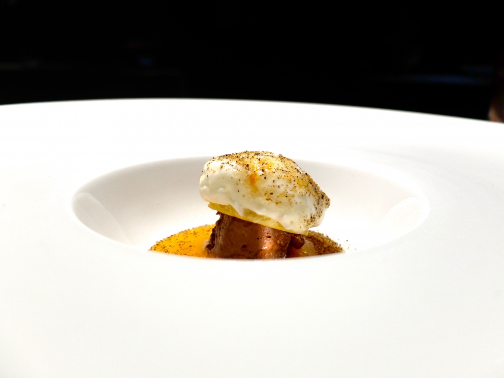 Galleria fotografica






Il celebre Rossini di Fasolato: fragole, spuma di prosecco e gambero in tempura. La fotogallery è firmata Tanio Liotta









Mojito di scampi, cetriolo, gel di gin Hendrick's e spruzzata dello stesso gin









Ossobuco di calamaro, salsa gremolada, rösti di patate, gelato di risotto allo zafferano









Piatto-favola: Hamburger di capesanta e fegato grasso, krapfen di patate, cavolfiore









Fagottino di manzo ripieno di panzanella, tartufo del Tretto, pompelmo, ravanelli e salsa di finocchio









Mare Pianura e Montagna: un'ostrica (il mare) immersa nella polenta e affettato di cervo (la montagna), nel fumo aromatico (la nebbia della pianura)









Un classicissimo: Fettuccine di seppia alla carbonara









Il sontuoso Capriolo con consommé caldo dello stesso alla schiuma di latte e canederlo del suo fegato con aria di kren









Favolosa la Lepre cacciata con sfere di olio alla brace (ad evocare i pallini che l'hanno uccisa), polenta, cannolo alla spuma di yogurt affumicata e crema di prugne. Un piatto nuovo di Fasolato, di bontà assoluta






