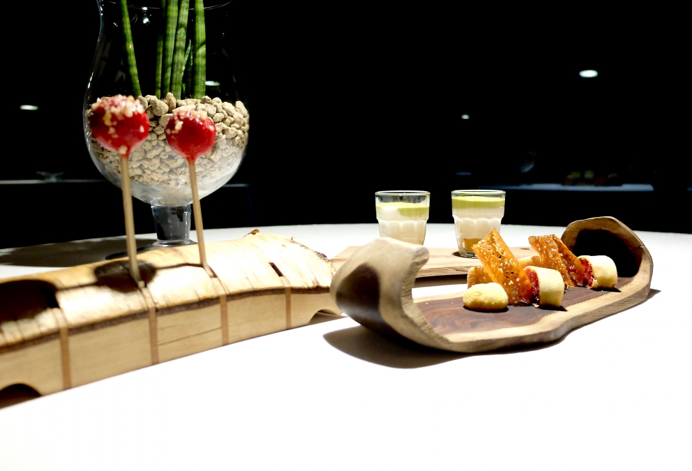 Galleria fotografica






Il celebre Rossini di Fasolato: fragole, spuma di prosecco e gambero in tempura. La fotogallery è firmata Tanio Liotta









Mojito di scampi, cetriolo, gel di gin Hendrick's e spruzzata dello stesso gin









Ossobuco di calamaro, salsa gremolada, rösti di patate, gelato di risotto allo zafferano









Piatto-favola: Hamburger di capesanta e fegato grasso, krapfen di patate, cavolfiore









Fagottino di manzo ripieno di panzanella, tartufo del Tretto, pompelmo, ravanelli e salsa di finocchio









Mare Pianura e Montagna: un'ostrica (il mare) immersa nella polenta e affettato di cervo (la montagna), nel fumo aromatico (la nebbia della pianura)









Un classicissimo: Fettuccine di seppia alla carbonara









Il sontuoso Capriolo con consommé caldo dello stesso alla schiuma di latte e canederlo del suo fegato con aria di kren









Favolosa la Lepre cacciata con sfere di olio alla brace (ad evocare i pallini che l'hanno uccisa), polenta, cannolo alla spuma di yogurt affumicata e crema di prugne. Un piatto nuovo di Fasolato, di bontà assoluta









Un pre-dessert silvestre: Champignon, ossia passatina di caco, semifreddo di cioccolato, gelato al tartufo, spuma di alloro e polvere di champignon









Piacevoli sensazioni di rum e tabacco: il dessert-signature dello chef ha 18 anni, ha subito diverse variazioni, è straordinario. Créme brulée al ginepro, gel di rum, infusione di tabacco dolce da pipa alla vaniglia, sigaro alla ricotta affumicata, biscotto di cioccolato e pepe, sorbetto al cacao






