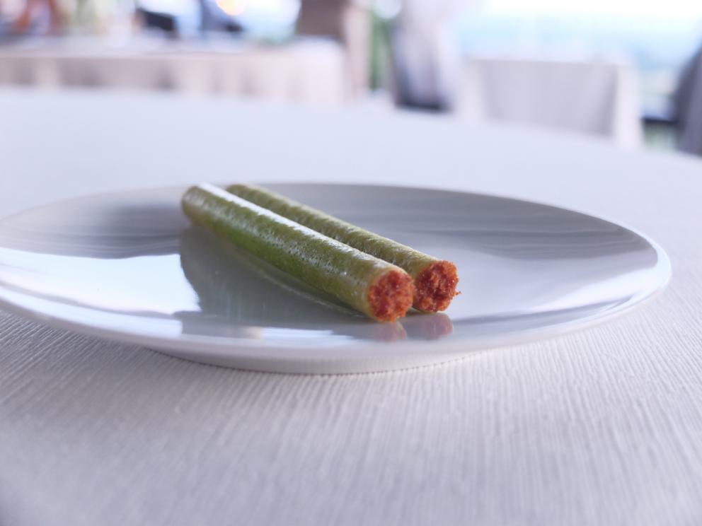 Photogallery






Mammoliti with patron Ventura and the staff: 12 people. Portuguese Pedro Demetrio is the sommelier. Photos by Tanio Liotta









We start with the appetizers: Tuile with squid ink and tuna mousse  









Beef steak flower (Heliconia mariae) and sweet peach 






