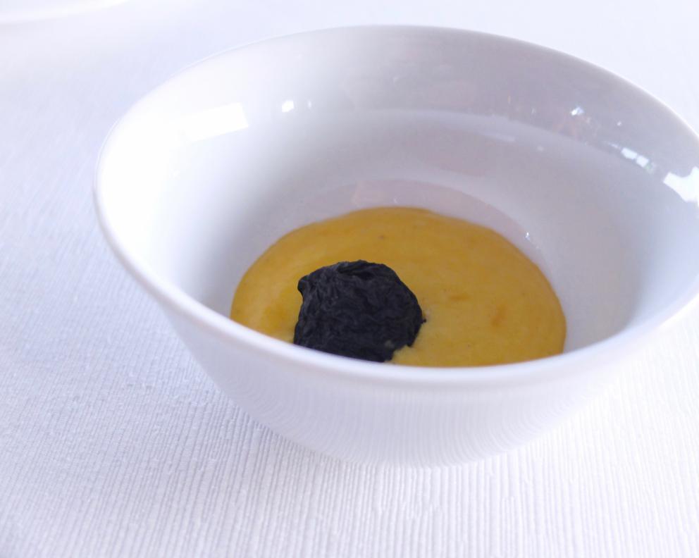 Photogallery






Mammoliti with patron Ventura and the staff: 12 people. Portuguese Pedro Demetrio is the sommelier. Photos by Tanio Liotta









We start with the appetizers: Tuile with squid ink and tuna mousse  









Beef steak flower (Heliconia mariae) and sweet peach 









Tube of bechamelle and jowl bacon 









Goat cheese éclair 









Radish with sesame brittle and cream of anchovies 






