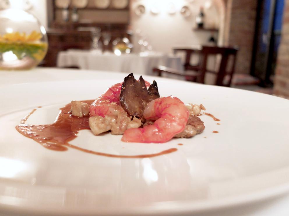 Photogallery






Our dinner at Locanda del Pilone, depicted by Tanio Liotta. First the appetizers: Chips of sweet potatoes, sour cream and salted cod carpaccio 









Sandwich with almonds and octopus pâté 









Bau (or baozi, that is to say the Chinese steamed roll stuffed ) with a sauce of hare. Excellent









Sphere of olives with Aperol spritz









The real beginning: Carpaccio, rocket pesto, hazelnut, snow of Parmigiano









Raw scallops and beetroots, with lime zest, leaves of radish and sauce of scallop coral






