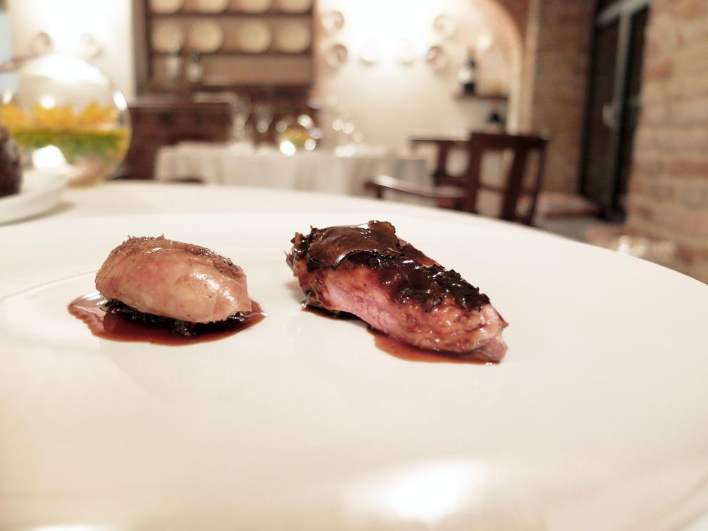 Photogallery






Our dinner at Locanda del Pilone, depicted by Tanio Liotta. First the appetizers: Chips of sweet potatoes, sour cream and salted cod carpaccio 









Sandwich with almonds and octopus pâté 









Bau (or baozi, that is to say the Chinese steamed roll stuffed ) with a sauce of hare. Excellent









Sphere of olives with Aperol spritz









The real beginning: Carpaccio, rocket pesto, hazelnut, snow of Parmigiano









Raw scallops and beetroots, with lime zest, leaves of radish and sauce of scallop coral









La nostra finanziera with red prawns from Mazara









Ramen Piedmontese style









Duck leg confit, cherries, hazelnuts and braised lettuce 






