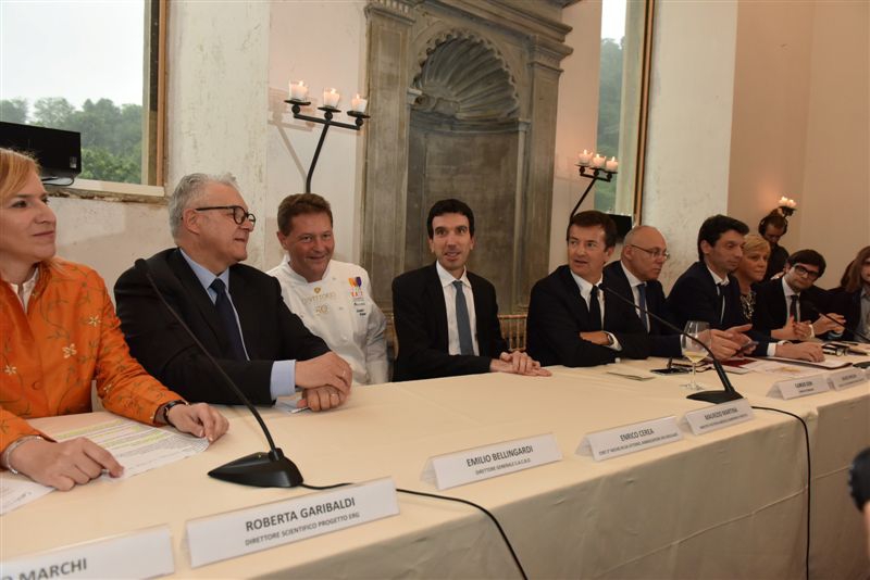 Photogallery
















Gianluca Galimberti, sindaco di Cremona



















Stefano Cerveni al lavoro














Il grande Romano Tamani









Iginio Massari









Christophe Sanchez al microfono









Fabio Caressa









Edoardo Raspelli














C'era anche Cristina Parodi
















