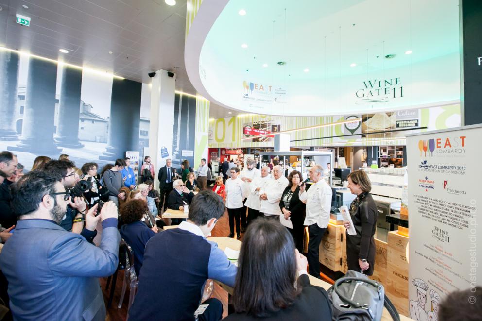 Galleria fotograficaIl piatto di Philippe Lev&eacute;ill&eacute;,&nbsp;Cubismo di sarde di lago, salsa verde e verdure agrodolci&nbsp;(qui la ricetta). Tutte le foto sono di&nbsp;Sonia Santagostino
Roberta Garibaldi, direttrice scientifica East Lombardy
Vittorio Fusari
