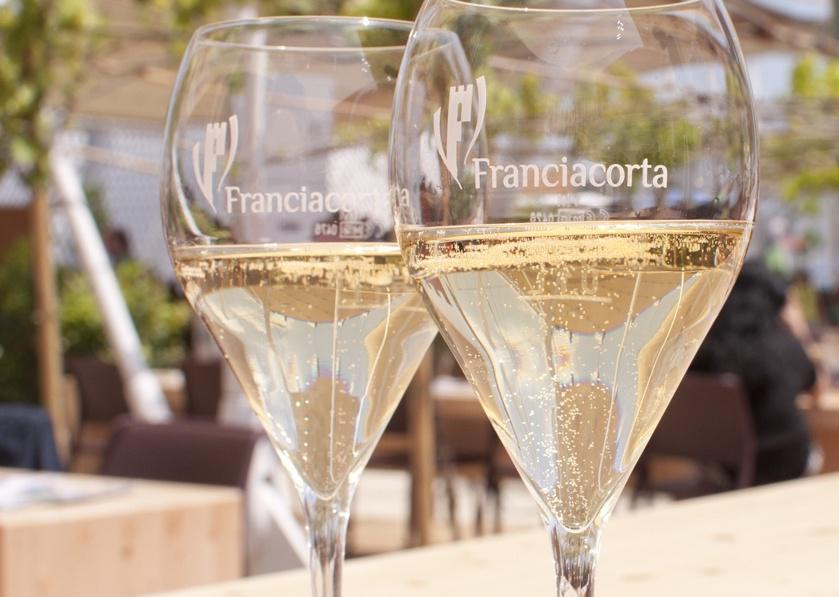 Galleria fotografica






Acetaia Giusti - Il Gran Deposito Aceto Balsamico di Giuseppe Giusti, la più antica azienda produttrice di Aceto Balsamico di Modena fondata nel 1605, ha portato al congresso l’intera Collezione Storica Giusti, una selezione di pregiati aceti balsamici invecchiati fino a 100 anni, assieme a un panettone all’aceto balsamico creato per Acetaia Giusti dall’Antica Pasticceria Muzzi. «Il nostro aceto è sempre in viaggio – ci ha raccontato Claudio Giusti – E' molto interessante vedere come viene utilizzato nelle cucine fusion di tutto il mondo, in Giappone, in Korea e nelle cucine americane e sudamericane». A Identità Golose il Banda Rossa, un aceto balsamico che invecchia in antiche botticelle risalenti al 1600, è stato in assoluto il preferito dagli chef









Agrimontana - Con Agrimontana abbiamo fatto un viaggio tra estetica, ragione e sentimento grazie a diversi appuntamenti con il pastry consultant Emmanuele Forcone che ci ha fatto scoprire forme e strutture in pasticceria; Andrea Tortora, pastry chef, che ha fatto la colomba, preparato la colazione e reinterpretato il pandoro; Diego Crosara, pastry consultant, che ha preparato un Gelato e cioccolato tra dolce e salato; e lo chef Marco Perez che ci ha mostrato un “cibo da favola” in un gioco di molteplici sapori dal gusto unico. Protagonisti i frutti della natura: zenzero candito, amarena chiara, albicocche, pere e olive siciliane candite









Alaska Seafood Marketing Institute (ASMI) - Presenti allo stand di Alaska Seafood i pesci che rappresentano l'eccellenza del gusto, il trionfo della naturalità e, soprattutto, della qualità. Abbiamo scoperto la raffinatezza dei prodotti ittici dell'Alaska: salmone selvaggio, black cod, granchio reale e ikura. Alessio Taffarello, chef di Lile in cucina, ha preparato deliziosi finger food con alcune di queste prelibatezze. Un viaggio meraviglioso dove l'alta qualità della materia prima e la libertà creativa dello chef hanno creato un'esperienza gustativa indimenticabile









Ambasciatori del Gusto - Presenti al congresso anche gli Ambasciatori del Gusto: cuochi, ristoratori, pizzaioli, sommelier, persone di sala, pasticcieri e gelatieri che attraverso il proprio mestiere si sono distinti nella valorizzazione del patrimonio agroalimentare ed enogastronomico italiano. L’associazione Ambasciatori del Gusto è una realtà senza scopo di lucro, espressione dell’eccellenza della ristorazione e della pasticceria italiana









Angelo dello chef - Angelo e Roberta Castellani hanno presentato tutto ciò che può essere utile per uno chef e ristoratore: arredo tavola, forniture complete per cucine professionali, pregiate porcellane, tutto per il finger food, macchinari, specialità alimentari e articoli per la pasticceria









Antica Corte Pallavicina - Come ogni anno i fratelli Spigaroli ci hanno proposto un viaggio di gusto tra i migliori salumi della Bassa Parmense. In primis il mitico culatello di Zibello che ora come 500 anni fa viene prodotto naturalmente, senza conservanti e affinato nelle cantine dell’Antica Corte Pallavicina. La proposta di salumi ha visto inoltre protagonisti il salame gentile, la mariola, il lardo di maiale nero e il “fioccaccio”, assieme a un culatello di Suino Nero di Parma 36 mesi abbinato a un metodo classico della cantina Berlucchi









Artmenu Factory - Con Artmenu Factory abbiamo intrapreso un viaggio all’insegna della qualità e del made in Italy: portamenu e carte dei vini nei materiali più svariati, dall’ecopelle stile canvas all’ecopelle imitazione legno. Lontana da qualsiasi criterio di standardizzazione, l’azienda lavora rigorosamente a mano le proprie realizzazioni coniugando sempre eleganza e funzionalità









Associazione Le Soste - L’associazione Le Soste riunisce ottantacinque tra i migliori ristoranti di cucina italiana nel nostro Paese e nel Mondo. L’idea originaria prese forma nel 1982 durante una cena tra ristoratori amici: alcuni tra i maggiori chef italiani stabilirono di incontrarsi periodicamente per condividere spunti e progetti sull’enogastronomia italiana d’eccellenza e rendere noti ai propri clienti i ristoranti che perseguivano quotidianamente gli ideali di cultura gastronomica, convivialità, accoglienza, cortesia e raffinatezza. Il modello di riferimento furono dal principio le grandi associazioni francesi come Traditions et Qualité e Relais Gourmands. Da allora tanti anni sono passati, ma lo spirito di amicizia tra i diversi soci, nonché il percorso comune teso all’alta qualità, animano ancora oggi i membri Le Soste









Azienda agricola San Pietro a Pettine - L’azienda agricola San Pietro a Pettine è stata presente a Identità Milano 2017 per rappresentare l’Umbria e per raccontare l’eccellenza di un territorio che sta vivendo un momento difficile. Allo stand si sono alternate degustazioni di specialità gastronomiche al tartufo, tra cui il succo di tartufo nero pregiato, ultimo nato in azienda, che ha fatto il suo debutto al congresso









Azienda agricola Valier - Daniele Valier è stato il primo a credere nella valorizzazione della noce verde e ora la sua azienda agricola Valier è la prima e unica a livello nazionale a lavorarla e valorizzarla in ogni sua stagionalità. Allo stand dell’azienda abbiamo conosciuto l’intera linea di prodotti Noce Verde e Noce Secca: farina e pasta di noci, noci sgusciate e olio di noce estratto a freddo dalla spremitura della noce Lara prima qualità









Berlucchi - Berlucchi ha accolto gli ospiti nella sua lounge all black dove, oltre all’assaggio di ’61 Brut, Satèn e Rosè, si sono tenute degustazioni di audaci abbinamenti di salmone Upstream, culatello da maiale nero affinato 36 mesi dell’Antica Corte Pallavicina, con ’61 Nature 2009, Franciacorta non dosato, affinato 5 anni sui lieviti. Cristina Bowerman di Glass Hostaria ha deliziato il pubblico con tre finger in un originale “elogio della purezza”









Bonaventura Maschio - Prime Uve, il prodotto simbolo di Bonaventura Maschio, ha ispirato i cocktail dei bartender in abbinamento alle creazioni di grandi chef. Marco Russo e Wicky Priyan, Flavio Angiolillo e Moreno Cedroni, Mattia Pastori e Marcello Trentini sono stati i protagonisti di “Alambicchi, sorsi e assaggi”, le degustazioni ispirate all’uso versatile di Prime Uve che Bonaventura Maschio ha proposto ogni giorno presso lo stand. Per Prime Uve sono stati anche studiati dei cocktails da Noi di Sala, in particolare da Marco Civitelli e Abdel El Attaoui di Ceresio 7. «Abbiamo raccontato il tema del viaggio con i nostri prodotti e la loro diversità d’origine: alcuni, come la grappa, sono tradizionalmente italiani, altri sono dei gin che parlano un’altra lingua ma noi li abbiamo reinterpretati in chiave tricolore – ci hanno spiegato Anna e Andrea Maschio - I nostri prodotti per la mixology hanno fatto un viaggio che parte dal Messico, dai Caraibi, dall’Inghilterra, dall’Irlanda, per arrivare fino a noi»









Carozzi Formaggi - Shottini di taleggio, limone e Martini, muffin al cioccolato e olive taggiasche accompagnati da primosale, gazpacho e formaggio di capra: Carozzi Formaggi quest’anno ha voluto proprio stupire il pubblico di Identità Golose che ha potuto vivere un viaggio nel mondo del formaggio più raffinato e gustoso. Durante la kermesse, ad accompagnare l’azienda valsassinese c’era lo chef Marco Rossi che con il suo estro ha saputo conquistare i presenti declinando il formaggio in una serie di finger food ricercati. La collaborazione tra Carozzi e lo chef del ristorante Al Rustico di Lambrugo è sfociata nella creazione del libro “Dal mare alla montagna, e ritorno”: uno scrigno composto da una serie di ricette volte a presentare i formaggi Top Level Carozzi sotto diversi punti di vista. I formaggi Carozzi hanno chiuso la tre giorni da protagonisti all’evento Identità di Champagne organizzato da Ruinart









Coltelleria Silvano Collini - Per la prima volta al congresso la Coltelleria Collini ha presentato Ibrà, una nuova linea artigianale e semi-artigianale di coltelleria da chef firmata Silvano Collini. «L’insolita forma a “B” di questi coltelli è un omaggio a Bra, la mia città» ci ha spiegato Silvano Collini, che nei tre giorni di congresso ci ha offerto degustazioni di vini e assaggi di prodotti tipici del territorio delle Langhe e Roero, elaborati e presentati dallo chef Luca Dall'Aglio









Comune di Arenzano – Villa Figoli - La Villa Figoli Des Geneys è la sede per la nuova Accademia di Alta Formazione per l'Hótellerie di Bordo. È la prima scuola in Italia dedicata esclusivamente alla formazione di professionisti dell'hótellerie che lavoreranno sulle navi passeggeri: cuochi, pasticceri, panettieri, animatori, addetti al servizio clienti e altre figure legate all'accoglienza e all'intrattenimento di bordo. L’iniziativa nasce dalla collaborazione tra Regione Liguria, Comune di Arenzano e Fondazione ITS Accademia Italiana Marina Mercantile, che gestisce la scuola con l’obiettivo di promuovere l’eccellenza italiana nel comparto dell’ospitalità di bordo









Consorzio Prugne della California - Il Consorzio delle Prugne della California, realtà che raggruppa 900 coltivatori di susine e 29 confezionatori di prugne che da oltre 150 anni si dedicano alla coltivazione e alla raccolta di questo superalimento di pregio, ci ha fatto scoprire i suoi prodotti con degustazioni giornaliere di prugne, concentrati e puree assieme a brioche e biscotti preparati dallo chef Andrea Valentinetti. Ricche di sostanze nutrienti e considerate estremamente benefiche per la salute e il benessere, le prugne rappresentano il prodotto per eccellenza da tenere anche in cucina. Per questa ragione, sia i cuochi professionisti che quelli meno esperti amano includere le prugne nelle loro creazioni culinarie per sostituire un po’ del burro, dell’olio o dello zucchero nella ricetta









Consorzio tutela Arancia Rossa Igp - Il Consorzio Tutela Arancia Rossa di Sicilia Igp ha proposto una serie di degustazioni dedicate all’arancia rossa, prodotta esclusivamente in Sicilia (a Catania, Enna e Siracusa) grazie alle forti escursioni termiche. Il Consorzio, che conta oggi oltre 600 soci fra produttori e confezionatori per 6.500 ettari di coltivazione certificata, ha l’obiettivo di tutelare, promuovere e valorizzare Tarocco, Moro e Sanguinello che, con le varie cultivar, sono le varietà di arancia rossa previste dal disciplinare di produzione









Contadi Castaldi - Contadi Castaldi ha presentato la sua filosofia aziendale e prodotti di alto livello per quella che l’azienda stessa definisce “una nuova generazione di Franciacorta”: il Soul Satèn, una riserva franciacortina, 100% Chardonnay, affinata 72 mesi sui lieviti per un gusto scattante, fresco e piacevole









Coppini Arte Olearia - L’olio extravergine T.o.p. di Coppini Arte Olearia è stato l’olio ufficiale di Identità Milano 2017, utilizzato per le preparazioni di tutti gli chef durante i tre giorni di congresso. T.o.p. - Tracciabilità Origine Prodotto è un’iniziativa che racchiude e rappresenta l’anima più profonda della Coppini Arte Alearia. Il nucleo del progetto è stato concepito nei primi anni ’80 e ora è un sigillo che contiene l’anima, la filosofia e la storia step by step dell’azienda, dai primi passi fino a oggi. I prodotti di Coppini sono stati esaltati da degustazioni con abbinamenti innovati di Stefano Guizzetti, Terry Giacomello del ristorante stellato Inkiostro e Alfonso Vitelli del ristorante Areadocks









Dissapore-Ifood - Dalla rete al congresso più importante d’Italia: iFood.it e Dissapore.com a Identità Golose 2017 sono stati presenti con più di 20 iFood Social Reporter per raccontare live attraverso i social gli istanti più significativi del congresso, assieme a interviste con gli ospiti e i protagonisti dell’evento al Dissapore Café. «Sono passati cinque anni da quando venni per la prima volta al congresso come blogger, esserci oggi con questo spazio è una grandissima soddisfazione» ci ha raccontato Vatinee Suvimol, responsabile iFood









Divine Creazioni Surgital - Allo stand di Divine Creazioni si sono alternate preparazioni e degustazioni di panciotti con finferli e fontina e spaghetti cacio e pepe della linea Divine Creazioni, assieme alle due ricette realizzate dallo chef stellato Paolo Gramaglia. Novità presentata al congresso i mammoli, delicati e morbidi gnocchi di patata viola della miglior specie: le vitelotte









East Lombardy - Lo stand di East Lombardy ha scandito i tre giorni di congresso a ritmo di colazioni, pranzi e aperitivi preparati dagli chef e dalle aziende protagoniste del grande progetto che vede la Lombardia Orientale Regione Gastronomica Europea 2017. Alla Scuola di Identità Golose, inoltre, è stato ospitato l’evento di lancio di East Lombardy con brindisi a cura del Franciacorta e cooking show con degustazione di Petronilla e Paolo Frosio del Frosio di Almè, Riccardo Camanini del Lido 84 di Gardone Riviera, Sergio Carboni del ristorante Locanda degli Artisti a Cappella De' Picenardi e Vera Caffini dell'Aquila Nigra di Mantova









Eccellenza Ellenica - Eccellenza Ellenica ha riportato al congresso la cooperativa di produttori di zafferano ellenico, krokos kozanis, insieme a un nuovo prodotto, la bottarga trikalinos, e un calendario di attività ricco e goloso con degustazioni di gelati d’autore. Ad aprire le danze allo stand sono state le signore della pasticceria Il Girasole e, a seguire, gli chef Felix Lo Basso, Cesare Grandi, Gaetano Riccio Pesciolini, Fabio Zanetello, Laura Ghezzi, Marcello Trentini, Cesare Battisti, Paolo Paciaroni e Vasiliki Pierrakea









Famiglia Cecchi - Famiglia Cecchi ha presentato tutti i giorni un abbinamento perfetto tra il vino Coevo, flagship aziendale, e i piatti principi della cucina toscana della tradizione. Assieme a Coevo, degustazioni di Primocolle, il Chianti Classico DOCG di Villa Cerna, vino rappresentativo della Famiglia Cecchi, e di Litorale, il Vermentino dell’estate italiana









Federazione Italiana Cuochi - La Federazione Italiana Cuochi, una rete capillare di 114 associazioni italiane ed estere, con i suoi 16mila associati costituisce la rappresentanza sul territorio nazionale dei professionisti e degli allievi della cucina. Presente nei principali saloni culinari del mondo nel circuito della World Association of Cooks Societies (World-Chef), ha un ruolo di primo piano nelle grandi competizioni internazionali attraverso i suoi Team Nazionali (NIC) e la Direzione Continentale dei Paesi de Sud Europa. La Fic ha sempre operato nella formazione e nell’aggiornamento professionale, affrontano ogni problematica legata alla categoria e alle linee di tendenza del settore culinario









Fingerlime - Espositori e visitatori hanno potuto assaggiare l’esplosivo gusto del Fingerlime, innovative perline 100% naturali, in tre diverse varietà appena arrivate dall’Australia, assieme a emulsioni a caldo e a freddo del frutto intero e del frutto candito. Il Fingerlime è un agrume comunemente chiamato “Limone Caviale” o “Caviale di agrumi” perché la polpa è composta da tante vescicole sferiche, cariche di succo, che lo fanno somigliare al caviale. Grazie al suo sapore unico e alla bellezza dei chicchi, viene utilizzato come ingrediente per le preparazioni gastronomiche: dai piatti più semplici ai piatti d’alta ristorazione









Fiorirà un giardino - Fiorirà un giardino è un’azienda italiana che, da più di venti anni, crea e commercializza prodotti in tutto il mondo. Alta qualità e rispetto per l’ambiente sono alla base di questo marchio che produce arredi, tessili, oggetti e profumi d’arredo made in Italy. La raffinata collezione è dedicata a chi desidera distinguersi e possiede un occhio attento alla cura dei dettagli. Fiorirà un giardino è un marchio dove ogni singolo oggetto è disegnato e realizzato con estrema attenzione, allo scopo di creare linee armoniose e immediatamente riconoscibili






