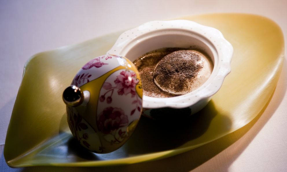 Uovo marinato al tè, crema di patate e nocciole tostate: la ricetta della rinascita di Luciano Monosilio