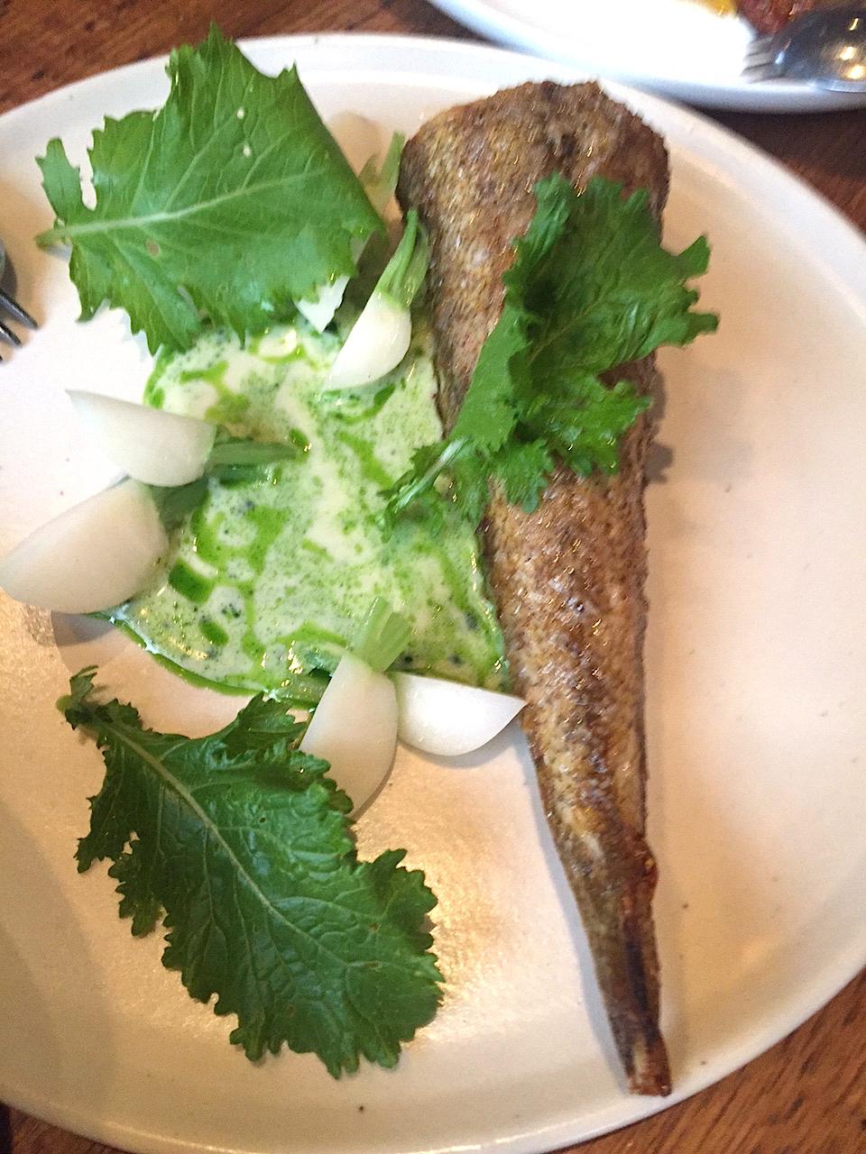 Galleria fotografica






Con l'aereo che sarebbe atterrato all'aeroporto di Melbourne alle 4.20 del mattino di martedì 4 aprile, ha fatto davvero piacere entrare della stanza 1729 del Langham Hotel lungo la South Bank del fiume Yarra e trovarvi della frutta fresca









Lo skyline notturno di Melbourne dalla camera al Langham. Il sole sarebbe sorto un paio d'ore dopo









Prima colazione con vista sul centro di Melbourne e il corso del fiume Yarra









Nicolas Chatenier, responsabile del panel francese nella giuria dei 50 Best, ha invitato stampa, cuochi e amici al Philippe Restaurant in pieno centro di Melbourne. «La Francia e i Fifty hanno avuto in passato relazioni torbulente che stiamo superando e così eccoci qui da uno chef che ha lavorato per anni e anni con Paul Bocuse». In effetti Philippe Mouchel è quanto di più lontano possiamo aspettarci oggi da una tavola contemporanea. Da un eccesso all'altro?









Clement Vachon e Yannick Alléno









Mauro Colagreco e Massimiliano Alajmo. Per la prima volta è toccato al fratello chef rappresentare le Calandre ai 50 Best. In passato, a Londra e a New York, era sempre andato Raffaele Alajmo









Dominique Crenn, argento vivo









Una tavola italiana è sempre allegra e calamita tutti, anche Yoshihiro Narisawa









La prima cena a Melbourne? Cafè Di Stasio, la buona Italia nel mondo









Rinaldo Di Stasio, per tutti Ronnie, produce vino nella Yarra Valley dal 1994. Le etichette le cura suo padre in maniera molto singolare: scrivendo l'originale a mano



















«DOC, siamo nati pizzaioli» è scritto su una grande lavagna in una delle due pizzerie chiamate DOC da Tony Nicolini. Questa è quella in Albert Park









La stessa inquadratura di prima ma con i fattori invertiti per evidenziare la foto di papà Nicolini quando era un giovane pizzaiolo arrivato nella metropoli dello stato di Victoria









Volo di mongolfiere su Melbourne all'alba di mercoledì 5 aprile 2017









Mercoledì 5 aprile, ore 9.30 del mattino, il giorno della verità dei Fifty Best 2017: la tensione di Massimo Bottura in attesa della sera









Massimo Bottura e Ben Shewry, chef neozelandese trapiantato a Melbourne in Australia









Dan Barber, chef-patron di Blue Hill at Stone Barns poco a nord di New York. Profeta della sostenibilità a 360° ha sospirato e poi sorriso quando gli abbiamo chiesto di Donald Trump presidente: «Il mio lavoro diventa più difficile, ma la sfida molto più interessante»









A conferenza e interviste concluse, posano i 5 chef intervistati. Da sinistra verso destra Gaggan Anand, Dan Barber, Elena Arzak, Virgilio Martinez e Yannick Alléno









Foto ricordo per me con, da sinistra, Virgilio Martinez, Valeria Senigaglia, Alessandra Gesuelli, Gaggan Anand e Elisabetta Canoro









Mercoledì 5 aprile a Melbourne: alle 6.30 della sera vengono aperti gli ingressi del Royal Exhibition Building e i quasi 1000 invitati iniziano a defluire, suddivisi in due file. A destra red carpet per i vip, a sinistra il dietro le quinte per la stampa









Finiti gli scatti con mogli, fidanzate e amici, Alajmo, Bottura, Crippa e Romito, reggendo un A4 ciascuno, ricorderanno così l'amico Bob Noto, scomparso a Torino lo scorso 23 marzo. Davvero un bel gesto









All'incrocio dei due assi di un edificio che quando venne inaugurato, nel 1880, era il più grande dell'intera Australia, due grandi postazioni per il party post-premiazione. Da una parte il pesce...









E dall'altra la carne bovina. Lavorata sul posto, poi cotta alla brace all'esterno assieme a dell'ottimo agnello, la vista della mezzena di un manzo non ha entusiasmato tutti gli ospiti. Nell'alta cucina c'è anche chi è vegetariano o vegano...









Massimo Bottura e Massimiliano Alajmo ormai a giochi fatti e, soprattutto, annunciati









Tra gli espositori di cose buone durante la cerimonia anche Calia, un distributore di qualità con un miele da favola da fiori di Leatherwood, un arbusto che cresce in Tasmania. Ne ho chiesto un campione da portare con me in Italia, mi è stato dato con questa motivazione: «Lo prenda pure perché ha chiesto il permesso invece di mettersi in tasca la boccetta». In un certo senso, edificante









Il diavolo non fa i coperchi, l'iPhone non sempre fa le foto a fuoco soprattutto quando chi lo usa ha fretta di fissare un gruppo di mogli degli chef premiati come al centro Lara Gilmore, la signora Bottura









Ai fotografi professionisti le foto non vengono mai sfuocate. E se capita è perché lo volevano









Massimo Bottura non si separa mai da un tricolore che riporta i primi tre articoli della costituzione, uno per colore partendo ovviamante dal verde









Le premiazioni sono finite, la festa quasi e allora ben venga un paio di scarpe, comodissimi sandali per Ana Ros, Best Female Chef per il 2017









L'Higher Ground è un localone bello ma rumoroso accidenti, in centro a Melbourne, punto di riferimento per gli chef arrivati da tutto il mondo. Bottura e Humm vi hanno tenuto una conferenza prima della premiazione, Daniel vi è tornato con la moglie Olimpia il giorno dopo essere stato applaudito numero uno al mondo, giovedì 6 aprile









Toast e avocado all'Higher Ground per un cremoso inizio di giornata dopo una nottata in bianco per via dei 50 Best









Hummus con verdure e uovo in camicia, sempre per prima colazione all'Higher Ground









Un esterno a Carlton dove Tony Nicolini ha aperto il secondo DOC Pizza & Mozzarella Bar, 295 Drummond Street









La pizzeria di Tony Nicolini a Carlton dopo il servizio del pranzo. Nota importante: il motto di Nicolini gli fa onore: «People and pizza before profit», il cliente e il prodotto prima del profitto.









Il Grande Abruzzo in Italia e nel mondo: Tony Nicolini, ristoratore in Melbourne, e Niko Romito, da Castel di Sangro a un posto nella classifica dei World's 50 Best Restaurants 2017









Una interpetazione di pizza Margherita da parte di Tony Nicolini, con mozzarella di bufala prodotta in Australia









DOC e la pizza al tonno. In casa Marchi abbiamo un debole per tutte le pizze al tonno :-)









Una ricca intepretazione da parte di Tony Nicolini della Marinara con passata di pomodori gialli ad armonizzare acciughe, capperi e olive









IDES, il ristorante di Peter Gunn, per un lustro in forza all'Attica di Ben Shewry e vittorioso a livello Oceania nell'edizione 2015 dello S.Pellegrino Young Chef. Dopo alcuni pop-up restaurant, l'insegna tutta sua. Purtroppo solo menù degustazione e senza alternative. Prendere o lasciare. Non sempre uno è contento di queste imposizioni









Il Cetriolo di IDES marinato in olio, menta e rosmarino su panna acida e semi di papavero, fieno greco e finger lime









Il barramundi cotto al forno con mais dolce e aglio nero, poi caramellato con vino rosso e fondo di agnello. Gusto pieno, tendente al dolce che si fa mangiare con piacere. Purtroppo, consistenza cremosa della carne. A tratti fastidiosa









Ottimo filetto al pepe da IDES, purtroppo il più piccolo che mi sia stato servito in sessant'anni









L'ingresso di Embla, cibi e vini controcorrente in pieno centro a Melbourne. Patron Christian McCabe, chef e coproprietario Dave Verheul









La cucina a vista di Embla









Carpaccio di dentice su crema di peperoni









Tartara di manzo crudo, funghi shiitake (quasi un prezzemolo ormai ai quattro angoli del globo), garum (?) e foglie di senape









Stregante Crema zupposa di mais, creme fraiche, limone, maggiorana e cipolle. Mi sono fatto dare la ricetta






