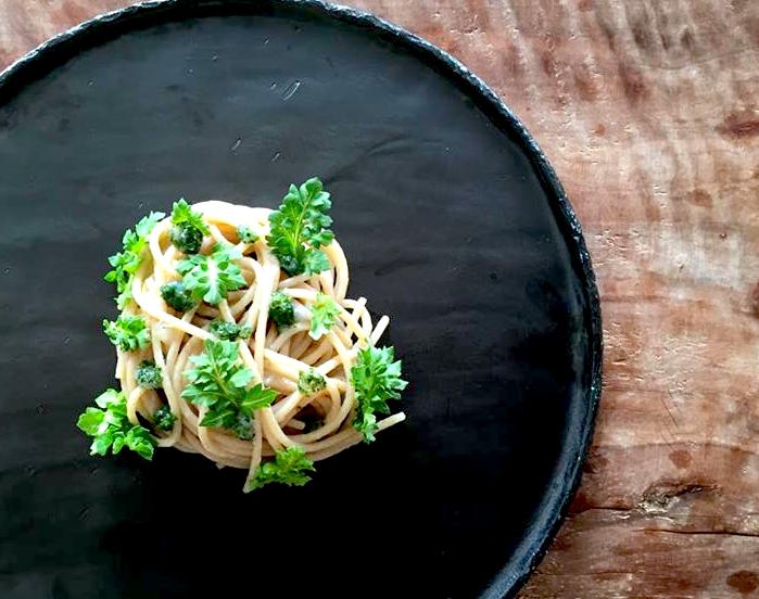 Galleria fotografica






Giorgio Damini, Damini & Affini, Arzignano (Vicenza)

La mia caesar salad - L'idea è sicuramente nata dopo le mie esperienze londinesi, quando ho scoperto come una salsa cambi completamante il gusto dell'insalata. Quindi ho cercato di esaltare tutti gli ingredienti dividendoli uno per uno, senza mescolare nulla, poi un pizzico di macelleria con la carne disidratata al posto del pollo e, dulcis in fundo, il pane di Eugenio Pol









Alessandro Dal Degan, La Tana, Asiago (Vicenza)

Crudo di anatra fiammeggiata, topinambur, foglie di faggio e sorbo dell'uccellatore - E' un piatto che per tonalita amaro-salate e per quelle dei colori è un simbolo della stagione fredda e della monocromia invernale. Un omaggio alla lentezza









Alessio Longhini, Stube Gourmet dell'hotel Europa, Asiago (Vicenza)

Riso carnaroli mantecato alla crema di topinambur, crudo di ricciola, caramello di birra stout, uova di salmone - Piatto che rispecchia le mie esperienze. Raccoglie gusti e consistenze diversi tra loro









Alfio Ghezzi, Locanda Margon, Trento

Non aglio e olio, non cacio e pepe, ma insolito Trentino - Spaghetti Monograno Felicetti, TrentoDoc Ferrari Perlé, Trentingrana e olio extravergine Garda Trentino Dop Uliva... Un piatto che nasce sulla suggestione di Bottura: «...ma siamo proprio sicuri che la tradizione sia rispettosa del territorio?». E che si sviluppa attraverso la tecnica dei due classici, aglio e olio e cacio e pepe, declinati però in chiave trentina









Giuliano Baldessari, Aqua Crua, Barbarano Vicentino (Vicenza)

Mungotto alle capesante, artemisia e argilla - Lo propongo perché offre un punto di vista diverso sul mondo del risotto. Il mungotto è il nome che ho dato al "risotto" fatto con i fagioli mung al posto del riso









Lionello Cera, Antica Osteria Cera, Campagna Lupia (Venezia)

Spaghettino freddo con cavolfiore, champagne rosé, scampo e ostrica - Un piatto che nasce dopo avere cotto il cavolfiore assieme ai gusci delle canocchie. Ho pensato di conferirgli acidità e ho fatto ridurre dello champagne con anice stellato. Poi scampo crudo battuto e un pezzo di ostrica per ricordare il mare in purezza









Nicola Dinato, Feva, Castelfranco Veneto (Treviso)

Risotto al broccolo di Bassano, cannocchie, mandarino, alici - "...with tangerine trees and broccoli skies..". Citiamo, modificandola, una frase del brano Lucy in the Skies with Diamonds, dei Beatles. Proponiamo l'italianità in un primo piatto invernale, che coglie spunti dal territorio limitrofo (il broccolo di Bassano del Grappa, le cannocchie della Laguna di Venezia), ma anche da altrove (i mandarini siciliani, la colatura di alici di Cetara). Il tutto unito da un grande riso, il Principato di Lucedio









Giuseppe D’Aquino, Oseleta, Cavaion Veronese (Verona)

Spaghetti al pomodoro del piennolo, burrata e scorza di limone – Un piatto che nella sua semplicità è diventato il must del ristorante Oseleta. Un piatto per il quale a detta di tanti vale la pena fare il viaggio









Riccardo Gaspari, El Brite de Larieto, Cortina d'Ampezzo (Belluno)

Spaghetto di montagna - Il profumo del bosco sfida la tradizione italiana in un semplice spaghetto aglio e olio









Donato Episcopo, La Corte dell'hotel Villa Abbazia, Follina (Treviso)

Mandorla di Toritto, composta di fichi “paradiso”, spugna all’alloro e gelato moka - Questo dessert nasce da un capriccio di mia mamma che, durante un mio viaggio, decise di mettermi di nascosto, in valigia, un vasetto di fichi secchi. Non so come fece a passare i controlli in aeroporto e comunque quando lo trovai fu una bella sorpresa. Mi ricordo che da ragazzo, quando andavo a casa delle zie o dei nonni, con il caffè offrivano dei fichi secchi con al centro una mandorla e un pezzettino di foglia di alloro (usanza della mia terra, che è il Salento)









Alberto Basso, 3Quarti, Grancona (Vicenza)

Risi e latte, miele, sfere di birra al lampone e ribes - Riso e latte è la tradizione, il cibo povero per eccellenza nelle nostre zone. Siamo partiti quindi da questo e dalla semplicità per sviluppare un dolce inusuale e per certi versi anche un po' estremo. Il riso viene cotto nel latte e mantecato col gorgonzola, per dare un po’ di sapidità, e miele del bosco di Rigoni di Asiago. Lo serviamo con lamponi disidratati, ribes e sfere di birra al lampone









Nicola Portinari, La Peca, Lonigo (Vicenza)

Anguilla in forno di braci con guava e tamarindo - L'anguilla è difficile da affrontare per la clientela a causa della sua grassezza. Quindi la sfida è creare un piatto da consigliare per poi ricevere complimenti e la conseguente voglia di mangiarlo di nuovo. Risulta croccante fuori e morbido dentro, con la guava che con la sua fresca tannicità doma la parte grassa dell'anguilla, mentre il tamarindo addolcisce e rende raffinato e vellutato il suo sapore rustico e leggermente terroso









Leandro Luppi, Vecchia Malcesine, Malcesine (Verona)

Raviolo aperto di spaghetti, lago e zafferano - Un chiaro omaggio al Marchesi del Raviolo aperto e allo Scabin dello spaghetto cotto in sottovuoto. In più, il mio lago









Lorenzo Cogo, El Coq, Marano Vicentino (Vicenza)

Ritorno alla sapidità - Alice sotto sale, rapa, dragoncello, kiwi fermentato, petali di carciofo e umibudo









Piergiorgio Siviero, Lazzaro 1915, Pontelongo (Padova)

Scam-pato verso i colli – Uno scampo di Chioggia tostato in saor, noce salata e tarassaco, chips di topinambur. Risalendo dalle valli di Chioggia lungo il Bacchiglione, il percorso tra storia e identità del mio territorio









Massimiliano Alajmo, Le Calandre, Rubano (Padova)

Mozzarella di mandorle - Una finta mozzarella di pasta cotta di zucchero, miele e albume soffiato come uno zucchero filato, senza l’utilizzo di coloranti o altri elementi artificiali. La ricostruzione olfattiva del piatto rimanda a una vera mozzarella per la presenza dell’acqua, dell’olio extra vergine di oliva, dell’origano e dei canditi vegetali. Ironia e immaginazione per travestire la mandorla e proiettarla in un’altra dimensione, per far riscoprire in pochi istanti una sensazione lattico-tattile-olfattiva e visiva in un dolce che non contiene nemmeno una goccia di latte – foto Bob Noto









Pierchristian Zanotto, Gambrinus, San Polo di Piave (Treviso)

Gamblù – E’ il nostro "blu" vegetale affinato in bacche di uva rabosa bio, sedano rapa e pane al pepe rosa. Seguendo il nostro percorso di cucina etica e responsabile, senza rinunciare alla golosità dei grandi formaggi









Oliver Piras e Alessandra del Favero, Aga dell'hotel Villa Trieste, San Vito di Cadore (Belluno)

Linguine, mirtilli, luppolo e salsiccia di manzo cruda - Abbiamo ricreato con due varietà di mirtilli diverse lo stesso ph del pomodoro e il condimento ricorda il classico sugo alla campidanese delle mie zone d'origine









Fabrizia Meroi, Laite, Sappada (Belluno)

Piatto del Piave - Salmerino leggermente marinato, yogurt alla camomilla di fiume, salsa di patate dolci e olio al crescione, meringhe all'alga spirulina e caramella effervescente.
Il piatto è dedicato al fiume che nasce a Sappada. Nel 2015 ricorreva inoltre il centenario della Prima Guerra Mondiale, evento storico che ha visto protagonista proprio il Piave









Corrado Fasolato, Spinachile Resort, Schio (Vicenza)

Filetto di Triglia con iceberg di ortaggi invernali e moka ai germogli di bosco - È una triglia cotta a bassa temperatura e poi messa su degli iceberg di ortaggi (frullati di verdure sifonati a -40°) e un brodo denso di gallina. Il tutto va irrorato con un’estratto di germogli di piante di bosco profumato con riccioli freschi di legno di castagno. Il calore scioglie gli iceberg e il tutto si trasforma quasi in un passato di verdure









Andrea Stella, Dalla Libera, Sernaglia della Battaglia (Treviso)

Gnocchi di patate soffiati con acciuga di Cetara e puntarelle - Già mia zia Libera circa cinquant'anni preparava ottimi gnocchi; così io ho deciso di riproporli in forma e consistenze nuove. Vengono soffiati in forno, mentre la base viene realizzata con l'acciuga di Cetara che per sua caratteristica è meno salata delle altre. La croccantezza viene data dalle puntarelle









Michele Cella, Basilico Tredici, Treviso

Riso, carbone, baccalà e “saor” - Sono particolarmente legato a questo piatto in quanto è stato premiato come miglior ricetta alla sesta edizione del Festival Triveneto del Baccalà - Trofeo Tagliapietra, vincendo così la manifestazione gastronomica itinerante che quest'anno ha raccolto 28 ristoranti tra Veneto, Friuli Venezia Giulia e Trentino Alto Adige e che rappresenta l’evento simbolo ed esemplare della passione per il baccalà in cui gli chef e le loro brigate si sfidano per ideare “la migliore ricetta innovativa”. Sono particolarmente legato a questo piatto anche perché rappresenta in pieno il mio concetto di cucina, in quanto ci sono prodotti che amo del mio territorio. Rispecchia la mia chiave di lettura della tradizione – foto Tobia Berti









Francesco Brutto, Undicesimo Vineria, Treviso

Riso acido - Si tratta semplicemente di un riso cotto nel succo di melograno fermentato e poi condito con tre polveri: di frutti di bosco, di karkadè e di buccia di chulo key lime bruciato. La cosa interessante per me sono le diverse acidità che lo compongono, nettamente differenti, e tutte riconoscibili: dall'acido-dolce del melograno, all'acido-amaro della polvere di limone. Gli ingredienti sono tutti autoprodotti: il limone è una piantina che mi è stata regalata da un amico di ritorno dalla Florida e che ora sta nel giardino del ristorante; i frutti di bosco sono stati raccolti quest'estate a casa mia, dove mia mamma ha coltivato anche un paio di piante di karkadè; i melograni vengono dal giardino di un nostro cameriere









Alessandro Intini, Nidaba, Montebelluna (Treviso)

Verdure alla griglia, purea di zucca e miso, gel al sakè, cavolo nero, spinacio fritto - Non c'è niente di più semplice del nutrirsi della terra, non c’è niente di più difficile del nutrirsi di essa









Andrea Asoli, Serena Baiano, Michelangelo Doria, Sabina Joksimovic, Venissa, Venezia

Pazzi "a' …mare" - Ruotepazze Benedetto Cavalieri, frutti di mare, acqua di datterini e sabbia di corallo. I frutti di mare cambiano texture, diventano gel e vanno a riempire le ruote che sono mantecate con l’acqua dei molluschi. Un’esplosione di mare in un boccone









Giancarlo Perbellini, Casa Perbellini, Verona

Quaglia affumicata, pomodori confit, carciofi, pistacchi e crema di Grana Padano - Presente nella prima carta del 2016, grande successo del 2015, è il piatto del nuovo corso di Casa Perbellini che ha riscosso lodi da tutta la clientela e che manterremo finché sarà stagione di carciofi









Italo Bassi, Confusion Lounge, Verona

Salmone in guacamole avvolto in carta di riso, con gelatina di ponzu, mandorle tostate, ikurae e leche di tigre al mango - Interpretazione oltre confine di una semplice tartare di salmone. Oriente e Centro America si uniscono in un unico piatto









Matteo Rizzo, Il Desco, Verona

Merluzzo nero e le sue trippe alla parmigiana - Lo propongo per il legame che ha con la storia della mia famiglia. E' espressione delle mie esperienze e idee









Simone Lugoboni, Oste Scuro, Verona

Astice bretone al vapore su crema e chips di topinambur con profumo d'arancio - Piatto stagionale (topinambur e arancio) che rivaluta l'astice bretone o blu (un'altra marcia a confronto col canadese) e che mi ricorda il mio periodo lavorativo trascorso da giovane in Francia









Norbert Niederkofler, St. Hubertus del Rosa Alpina, Badia (Bolzano)

Lumache con radice di prezzemolo, broccolo selvatico e riso venere - L’idea di questo piatto? Slow down a little bit in our life: ci sono tante cose belle da vedere e da vivere, perciò ci dovremmo prendere del tempo per poter apprezzare questi momenti. Il concetto di Cook the Mountain è sempre più forte nel nostro lavoro e ora con l’arrivo di Care's completiamo questo con il lavoro per un domani di sostenibilità, educazione, formazione. Questi sono i pensieri del nostro futuro - foto Daniel Töchterle









Giorgio Schifferegger, Valier dell'hotel Four Points, Bolzano

Polpo, fregola e cren – Ossia il mio polpo vestito di gulash









Federico Belluco, Dopolavoro Dining Room, Venezia

Crudo di ricciola con emulsione di cozze al "gratin" - Questo piatto è nato per richiamare uno dei più grandi classici della cucina marinara italiana, le cozze al gratin dei bacari veneziani. In questa reinterpretazione però, diventano il condimento del nostro crudo. Dalle cozze infatti si ottiene una salsa che fungerà da dressing per la ricciola, sprigionando una serie di sapori marini. Il tutto viene finito con briciole di pane fritto al prezzemolo (in ricordo ancora più accentuato del gratin), salicornia, lattuga di mare e caviale di lime









Alessandro Gilmozzi, El Molin, Cavalese (Trento)

Tosella, sarde di lago, betulla, acetosella e lichene bianco - L’idea è quella di dare valore a un formaggio di primo caglio. Viene sposato con betulla candita, gelato alle sarde di lago e sferificazione di estratto di acetosella. Per finire il lichene bianco, che con i suoi sentori di fungo e di terra dolomitica rende magico l’insieme









Martin Obermarzoner, Jasmin dell'hotel Bischofhof, Chiusa (Bolzano)

Tonno rosso Balfego e torchione di foie gras de canarde - Il mitico piatto dell’ancora più mitica Anne-Sophie Pic. L’ho mangiato da lei e mi è talmente rimasto in mente da volerne pensare un omaggio da parte mia. Dunque quel piatto, reinterpretato da noi









Chris Oberhammer, Tilia, Dobbiaco (Bolzano)

Cervo nostrano affumicato con tortino di polenta e funghi, rape rosse al vino rosso - E' il piatto che mi sta più a cuore, dato che richiama alcune tradizioni della mia zona, l'uso della selvaggina in cucina e l'affumicatura, penso allo speck






